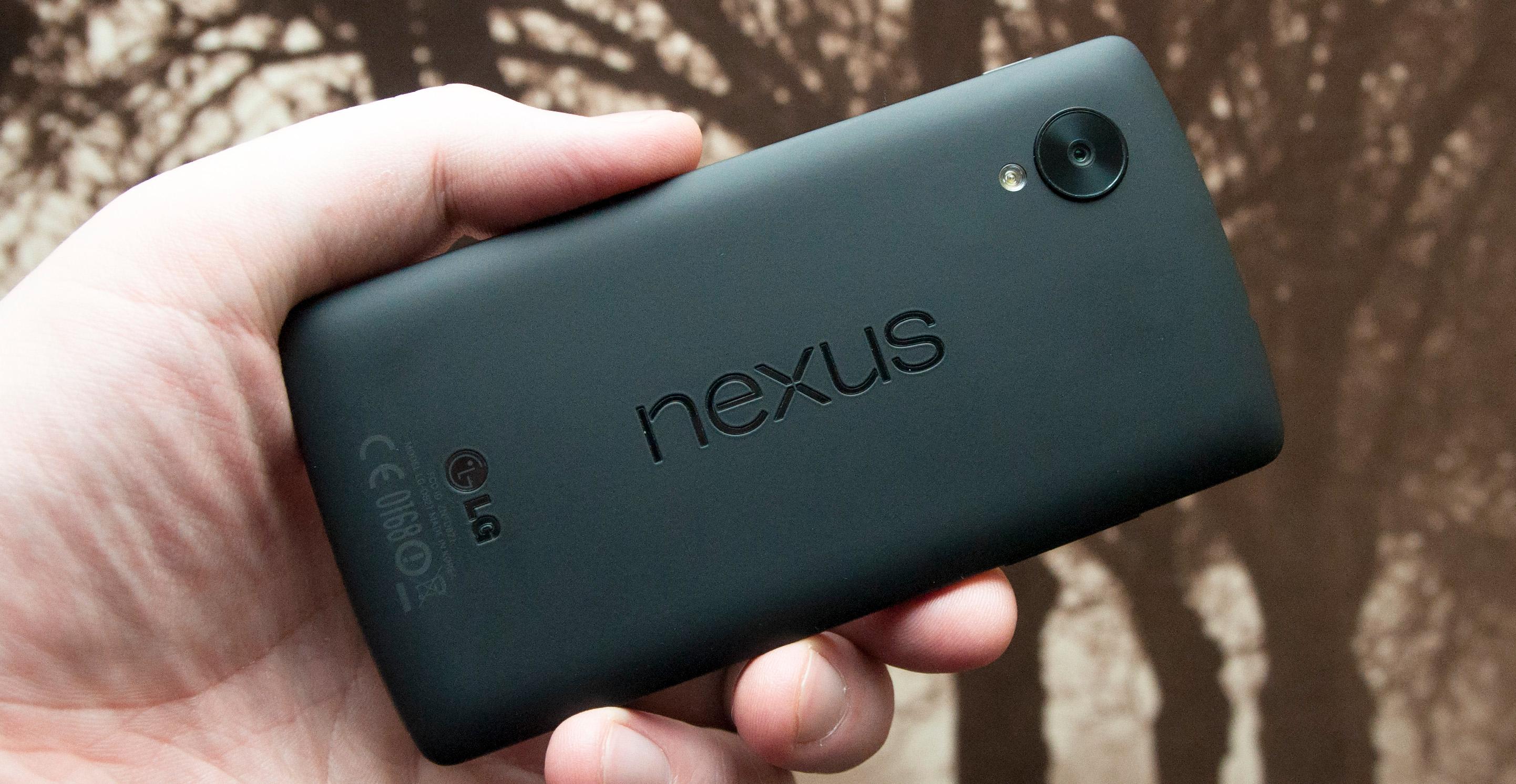 Nexus 5 har gummiert bakside, og en størrelse som gjør at den er god å holde.Foto: Finn Jarle Kvalheim, Amobil.no