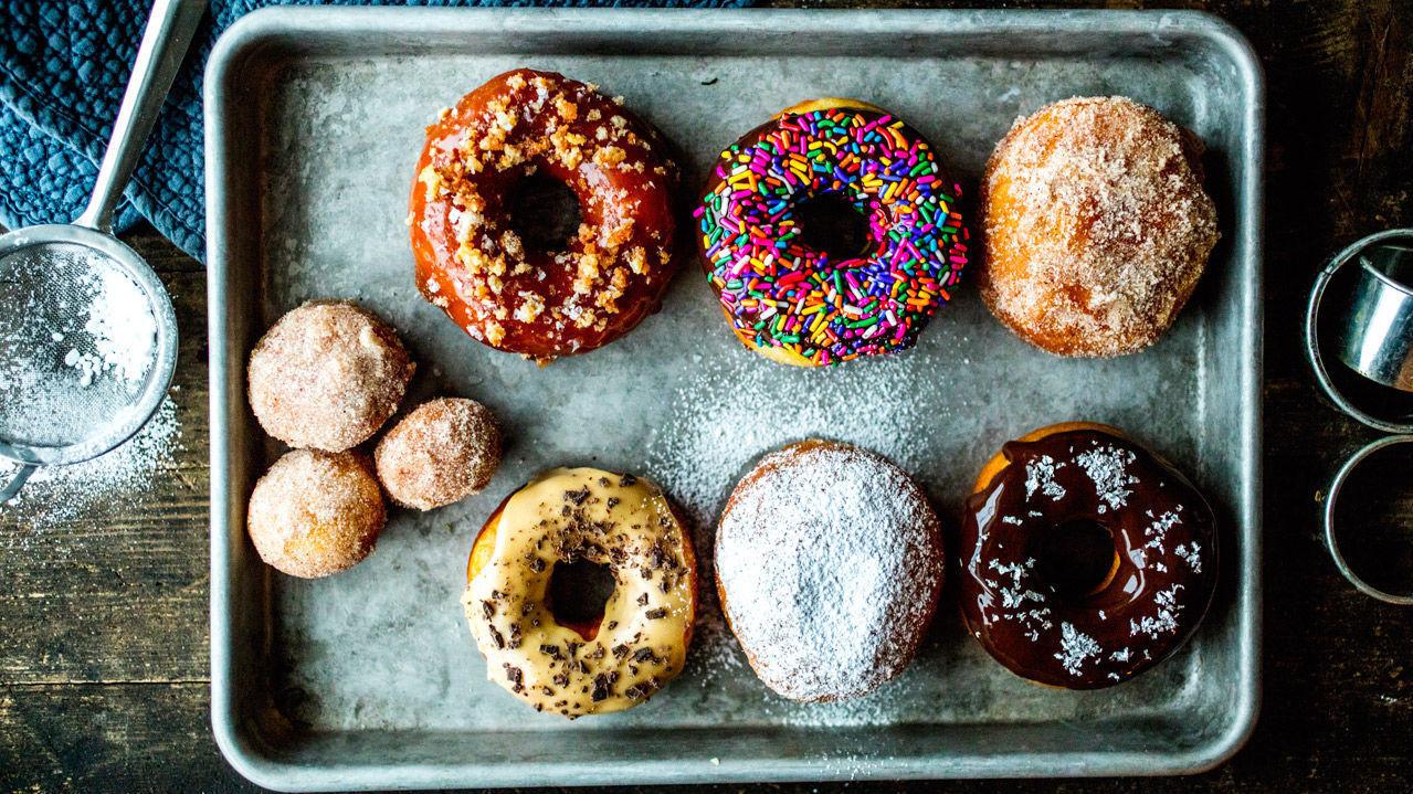 DONUT WORRY BE HAPPY: Syndige gode donuts kan lages i mange varianter og smaker. La kreativiteten slå seg løs. Foto: Sara Johannessen/VG