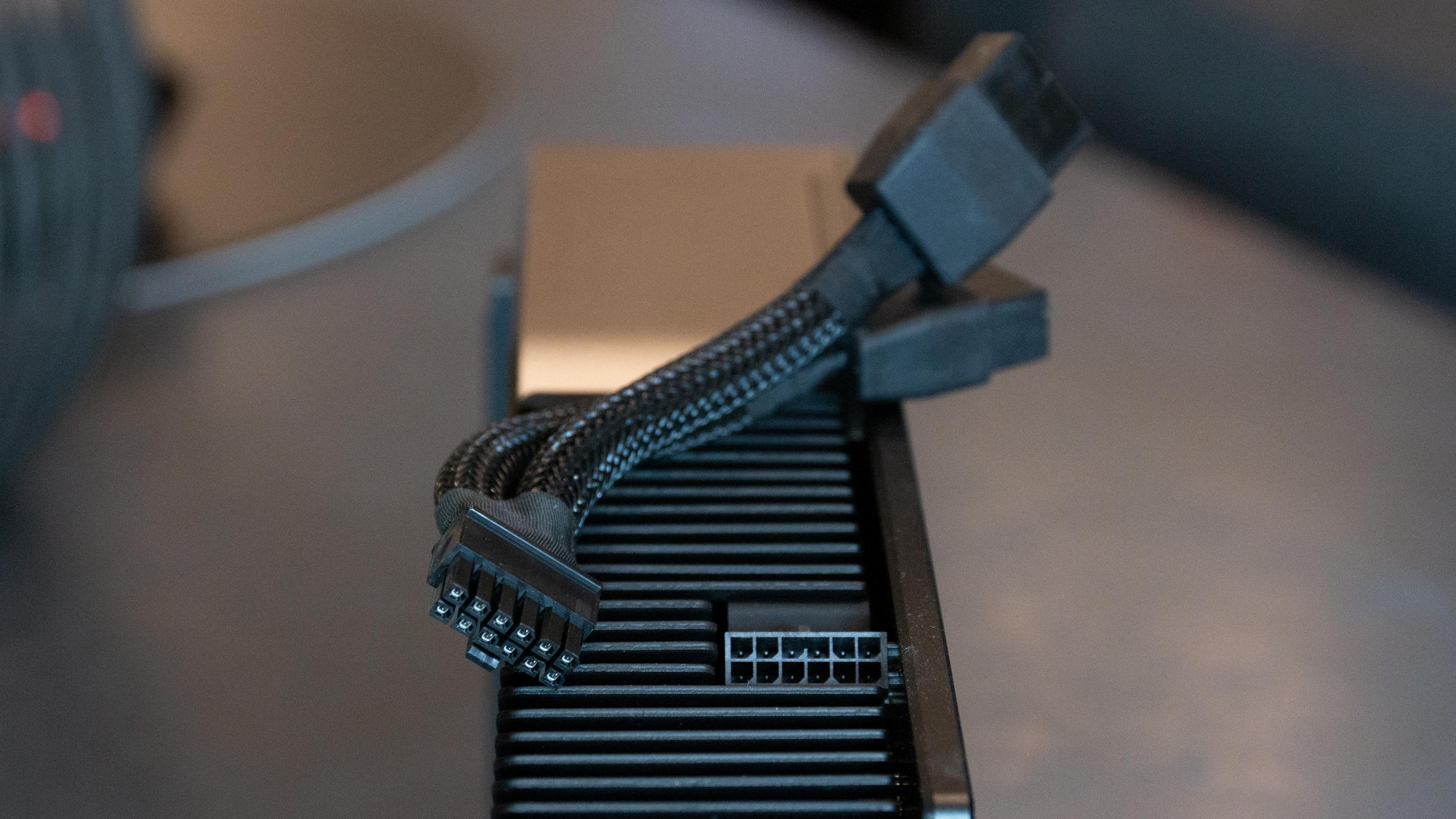 Nvidias Founders Edition krever at du bruker en krympet 12-pin til 2x 8-pinner adapter.