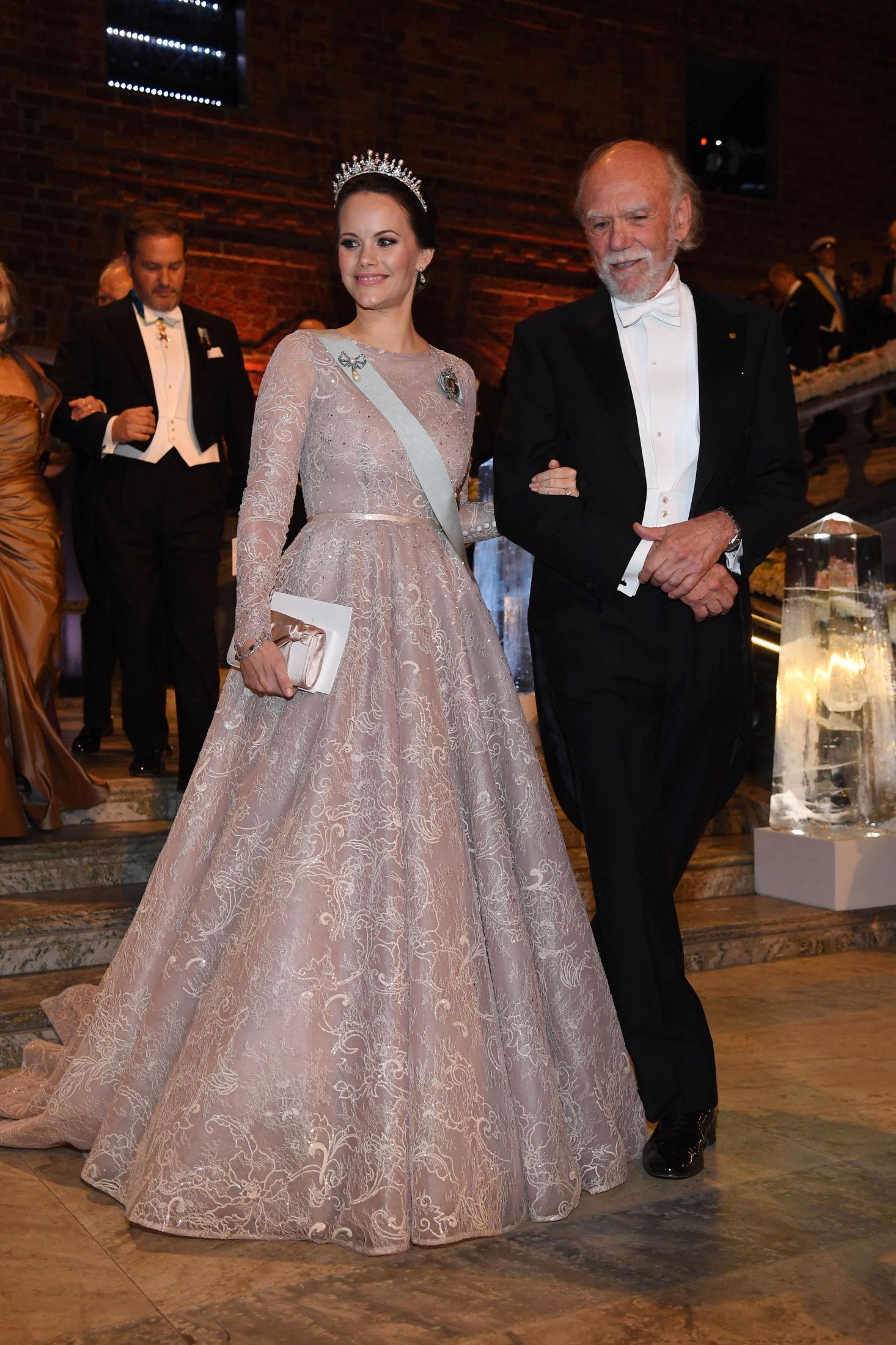 I SVENSK DESIGN: Prinsesse Sofia kom til banketten ikledd en pudderfarget kjole med langt slep. Hun bar også sitt private diadem, som for anledningen var montert med perler. Foto: GETTY IMAGES.