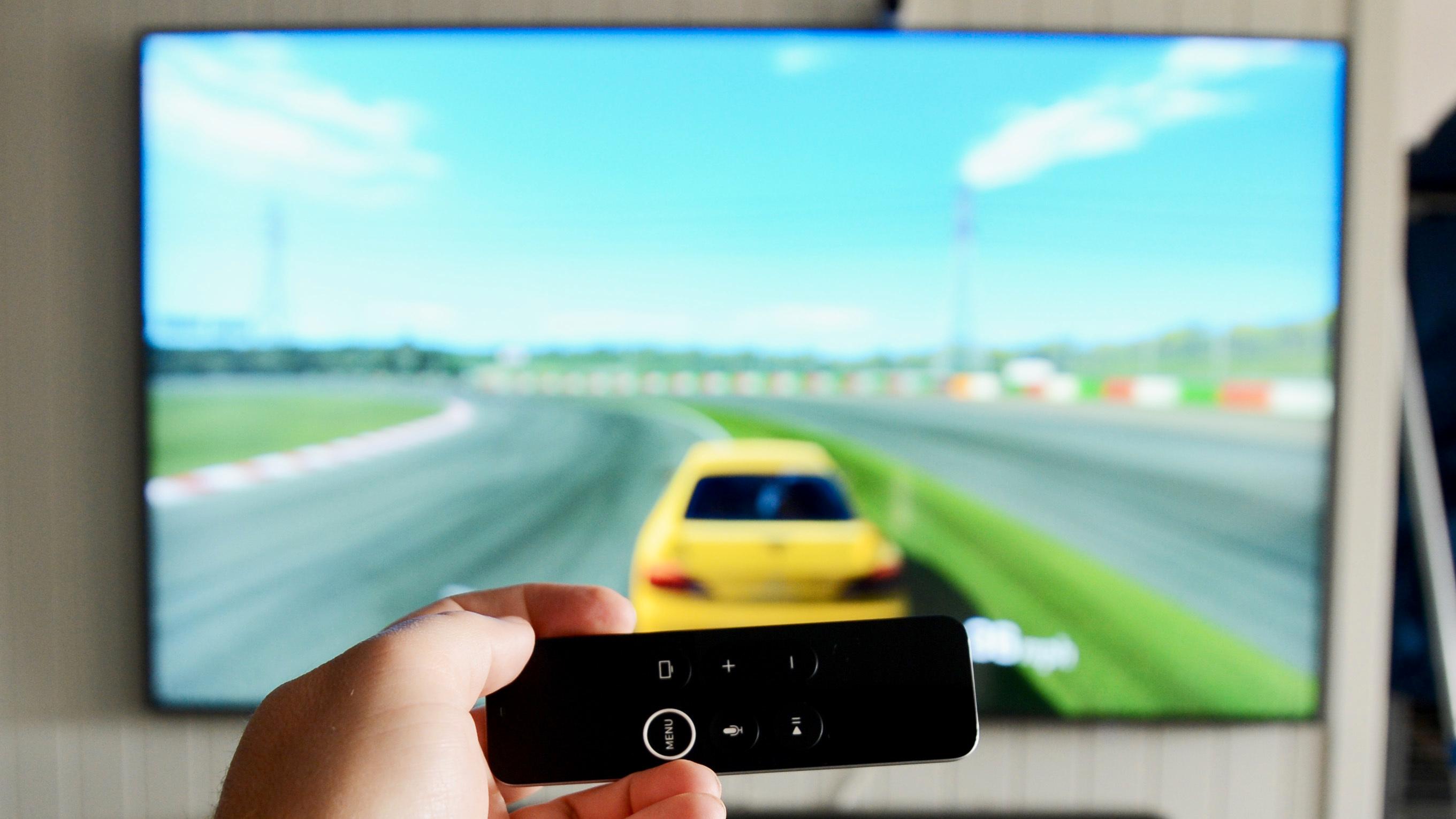 Du kan fint spille en rekke morsomme spill på Apple TV 4K. Her kjører vi bilspill med fjernkontrollen som ratt.
