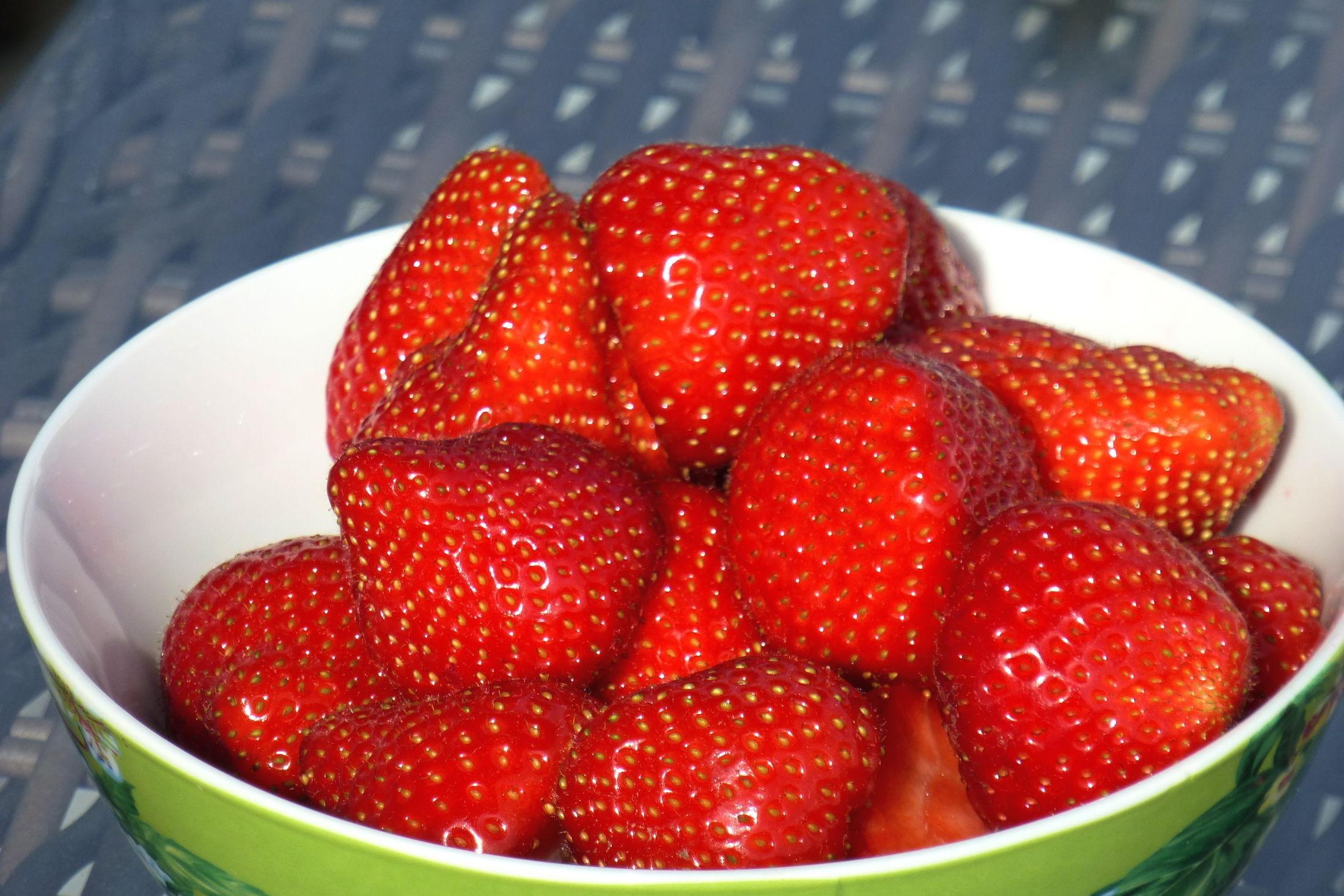 HERLIG SØDME: Sommeren er ikke det samme uten smaken av søte jordbær. Unngå derfor å ha dem i kjøleskapet for å få frem den gode smaken. Foto: Jan Ovind/VG