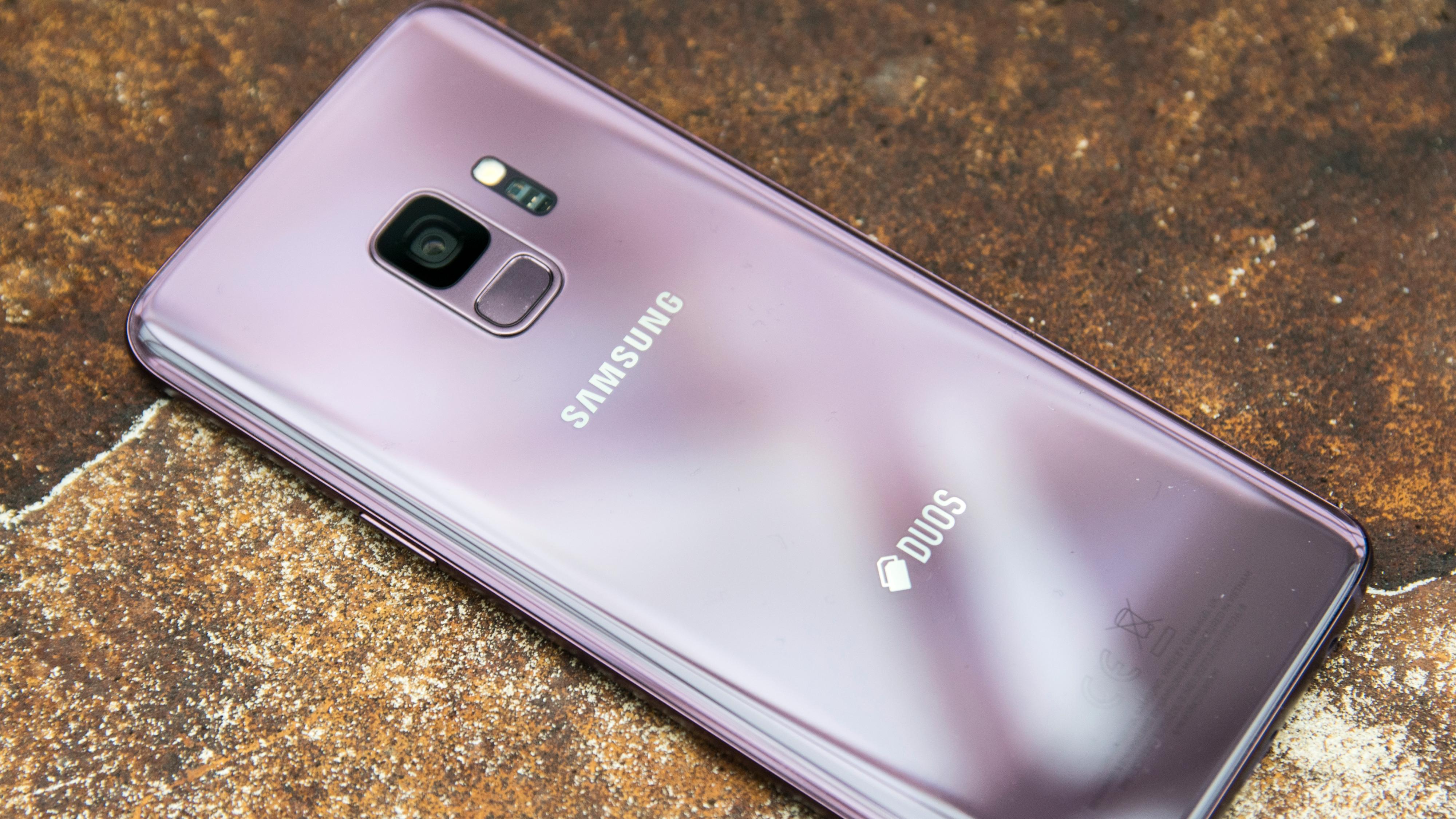 Galaxy S9 kommer i en lilla og en dyp blå variant, ved siden av den tradisjonelle svarte. DUOS på baksiden betyr at den tar enten to samtidige SIM-kort eller ett SIM og ett minnekort.