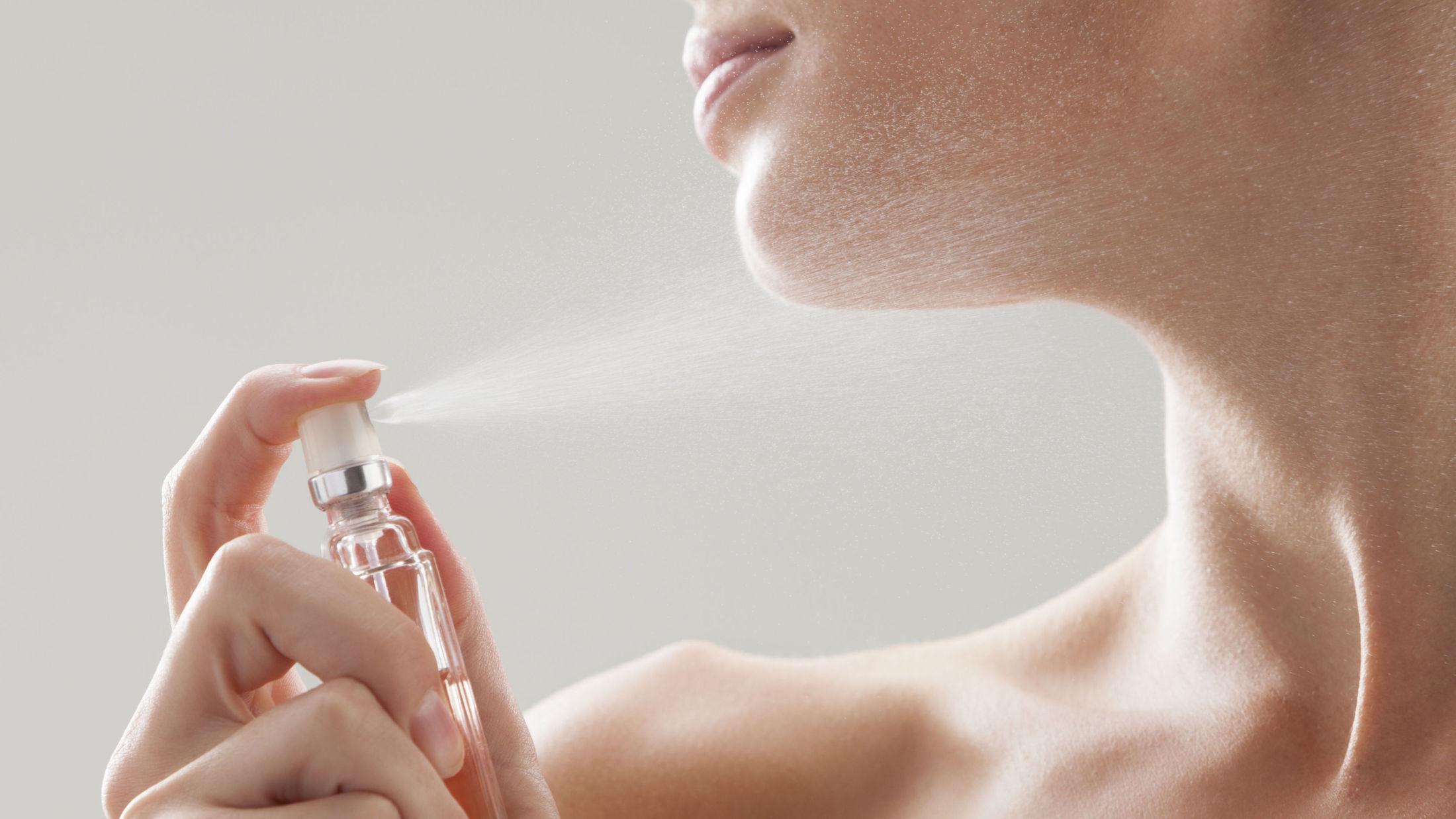 REGLER: Selv om parfymen din lukter godt, skal du ikke spraye mer enn én eller to ganger. Foto: Getty Images