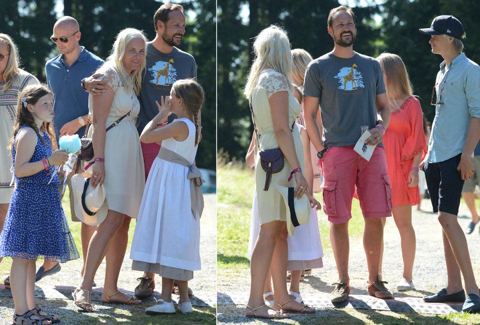 FESTIVALKLARE: Kronprins Haakon koser seg med familien på sin egen musikkfestival på Skaugum. 40-årsjubilanten ser avslappet og sommerlig ut i t-skjorte og shorts, mens Mette-Marit valgte en mer pyntet kjole. Foto: NTB Scanpix