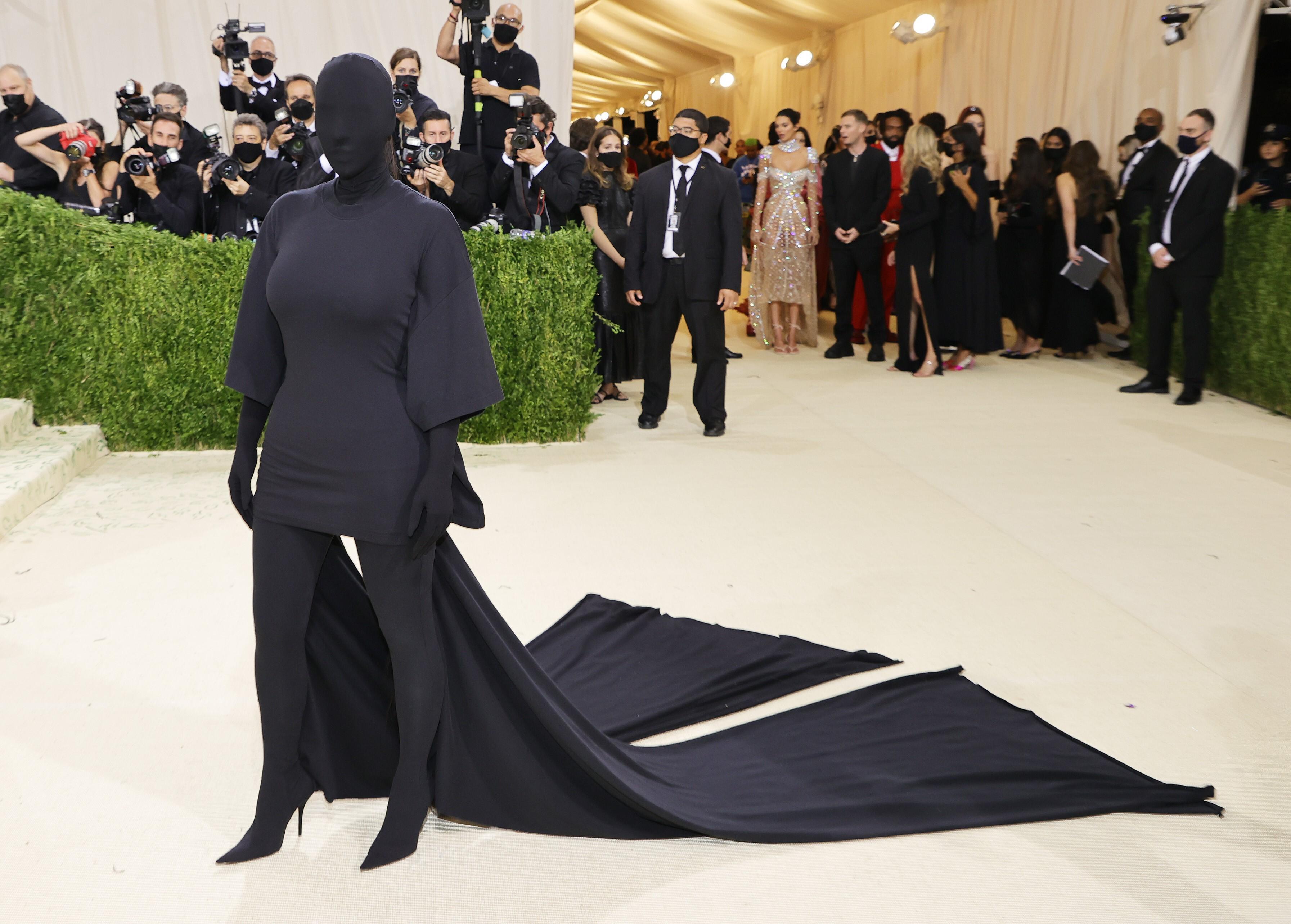 PAPARAZZI-MAT: Kim Kardashian er ikke fremmed for å la seg fotografere, men dette antrekket fikk virkelig fart på blitsregnet under nattens Met-galla.