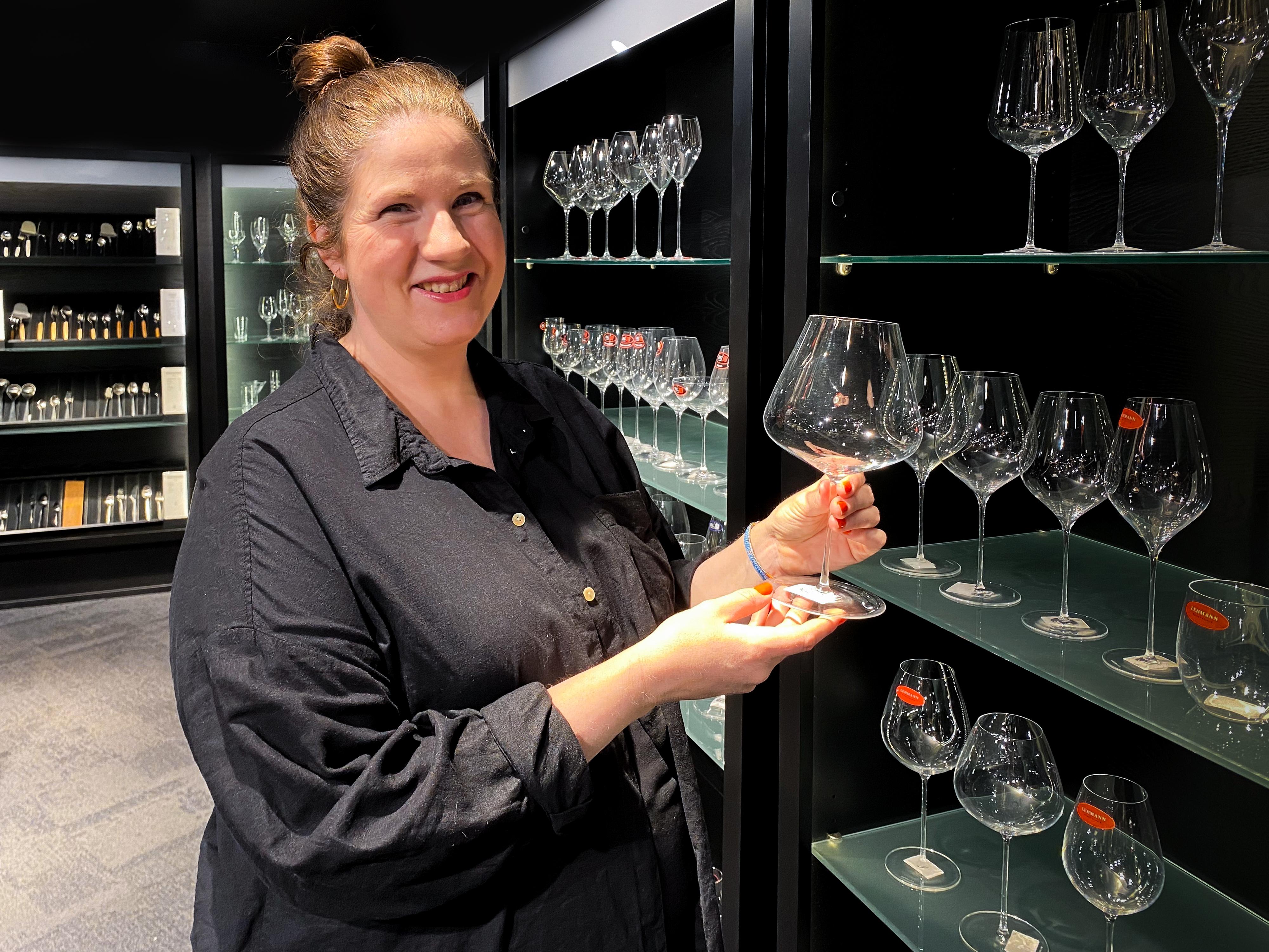 BUTIKKSJEF: Maria Nordskog med Burgund-glasset til Zalto. Hun synes Riedel er et fint alternativ.