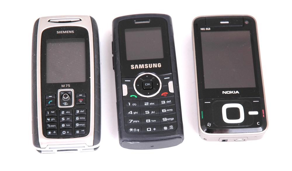 M110 er verken spesielt stor eller spesielt liten. Sammenlignet med Siemens M75 (til venstre) og Nokia N81 ser du lett at skjermen er knøttliten.