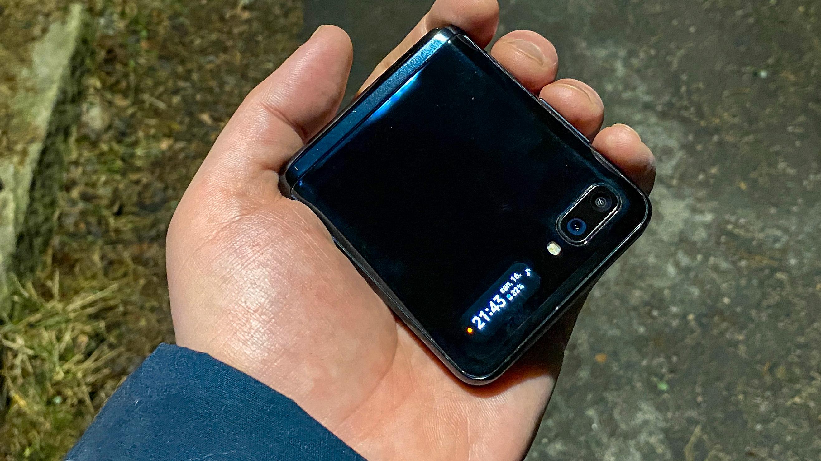 Galaxy Z Flip passer perfekt i en hånd, i motsetning til mobiler flest. Utbrettet er den like stor som «alle andre».