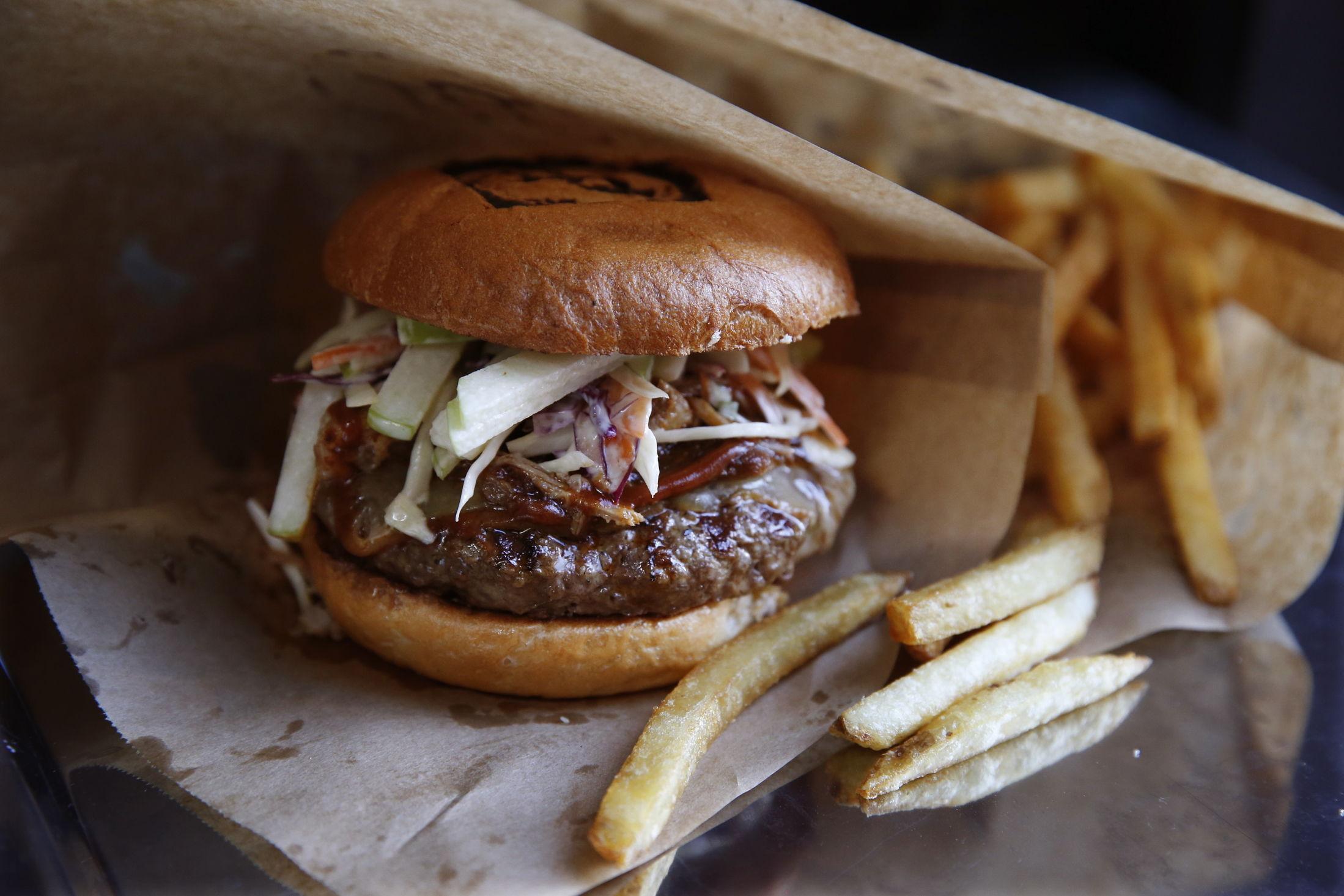 BURGERMÅLTID: «Holy Smoke» bestod av brød, burger, langtidsstekt pulled pork, ost, coleslaw og BBQ-saus. Foto: Trond Solberg/VG