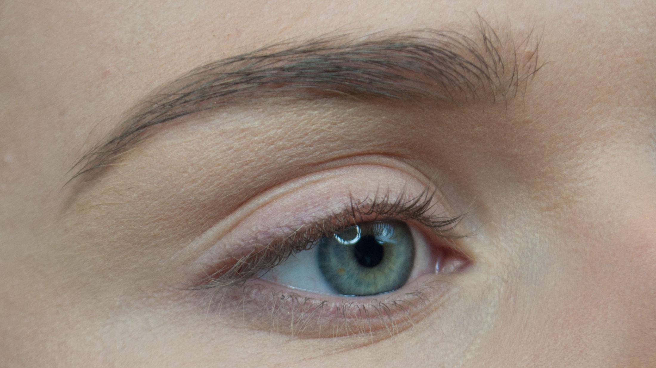 NATURLIGE BRYN: På noen få enkle steg kan du forme og fylle inn øyenbrynene slik at du får naturlige og perfekte øyenbryn. Alle foto: Agnes Lovise Haugen