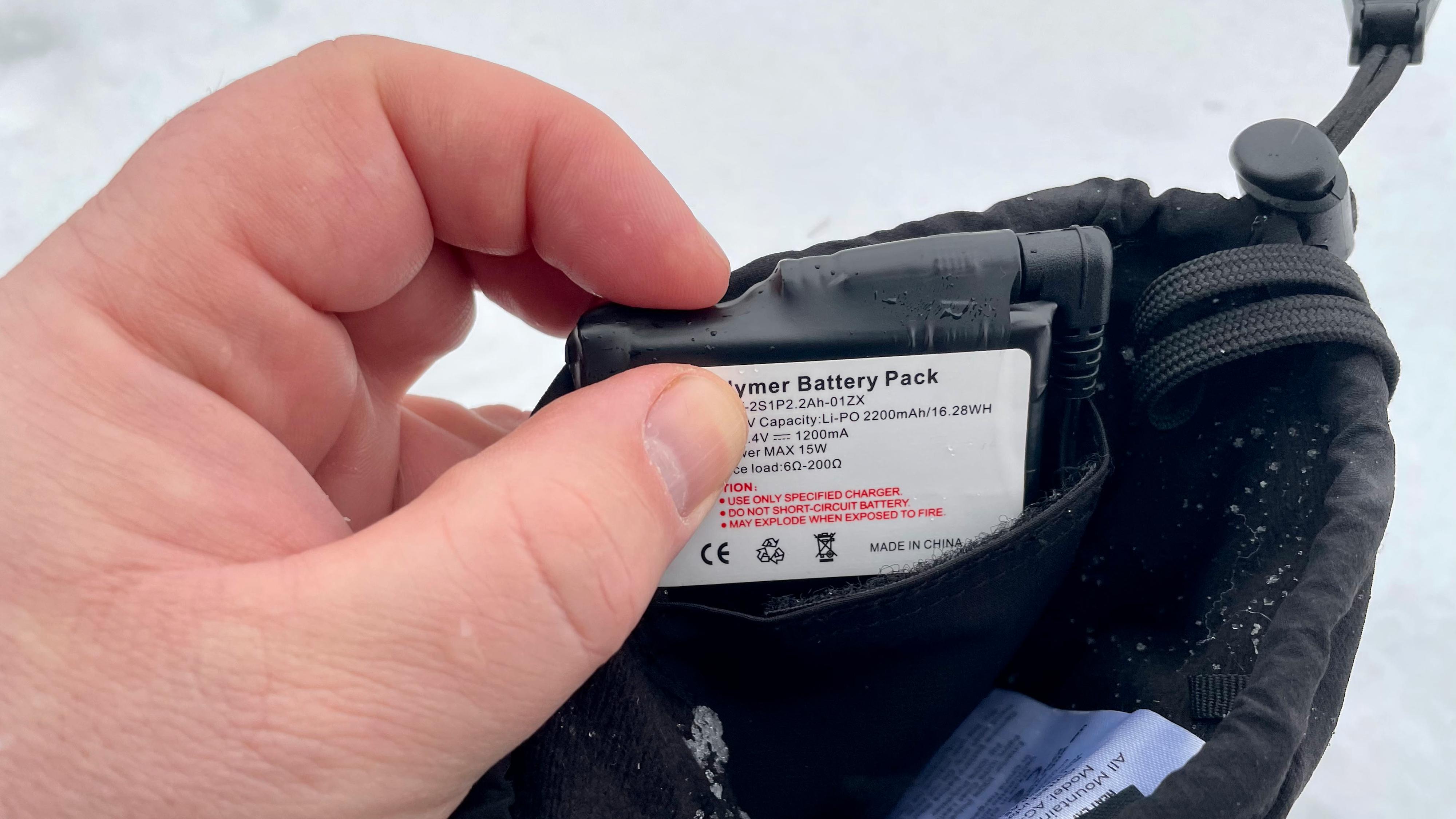 Batteriet i hansken legges i en lomme og lukkes med borrelås. 