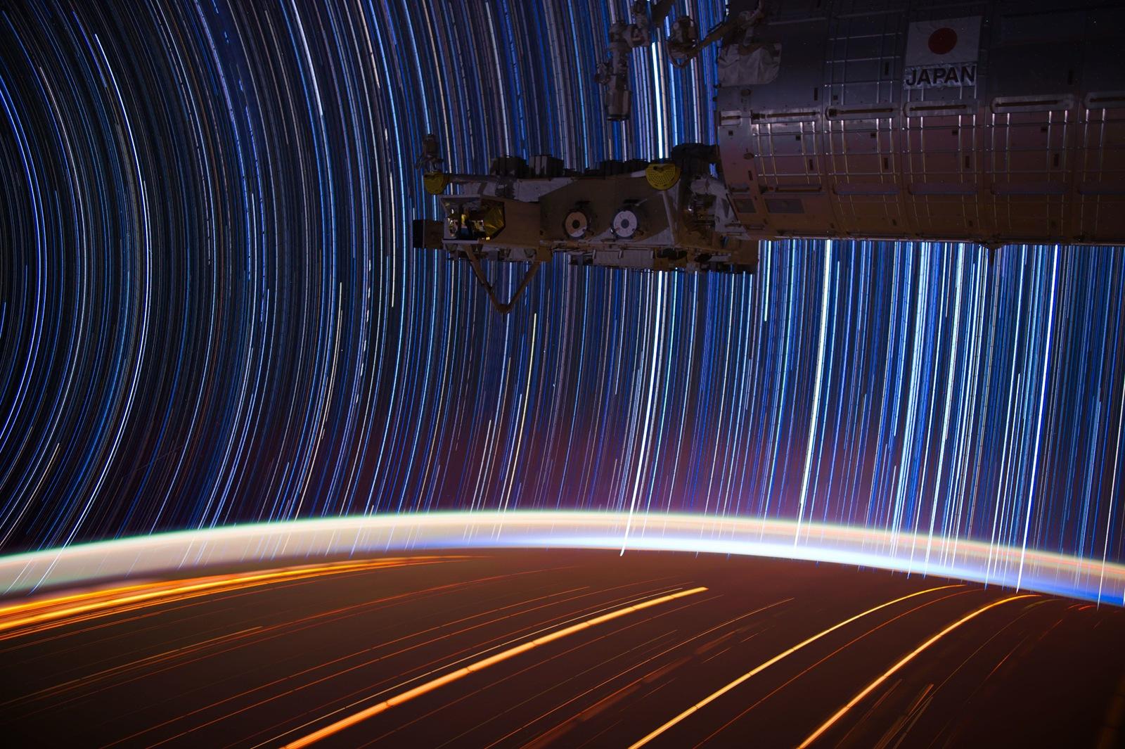 Star trails fra ISS, satt sammen fra flere lange eksponeringer.Foto: Donald Pettit/NASA, Public Domain