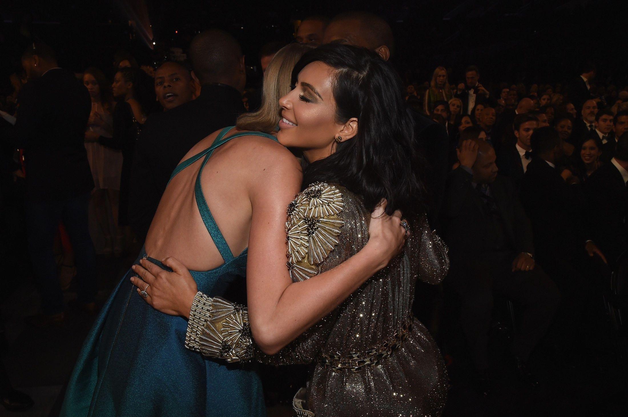 BEGRAVET STRIDSØKSEN: Taylor Swift og Kim Kardashian West som klemmer under Grammy Awards i 2015. Foto: Larry Busacca/AFP