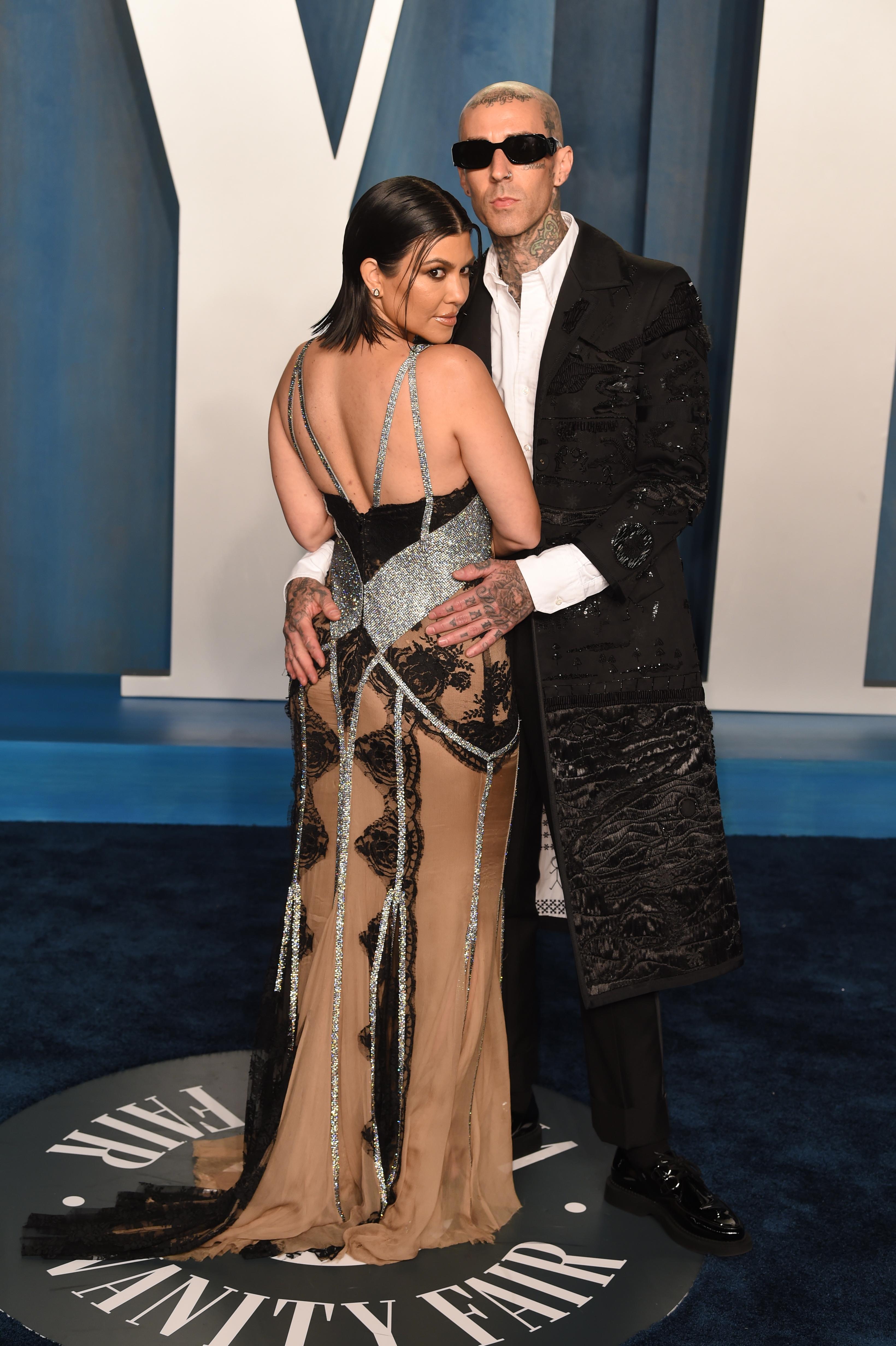 OPPVARMING: Under Vanity Fairs Oscar-nachspiel i mars var Kourtney Kardashian kledd opp i en vintage Dolce & Gabbana-kjole- 