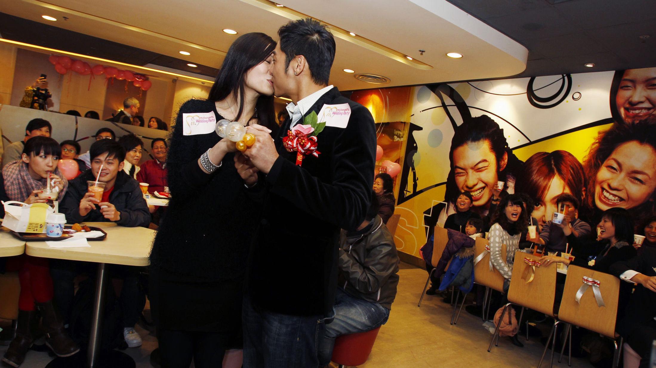 RASK ROMANTIKK: Med en giftering av ballonger feiret dette paret forlovelsen på McDonald's Hong Kong. Foto: Bobby Yip/Reuters