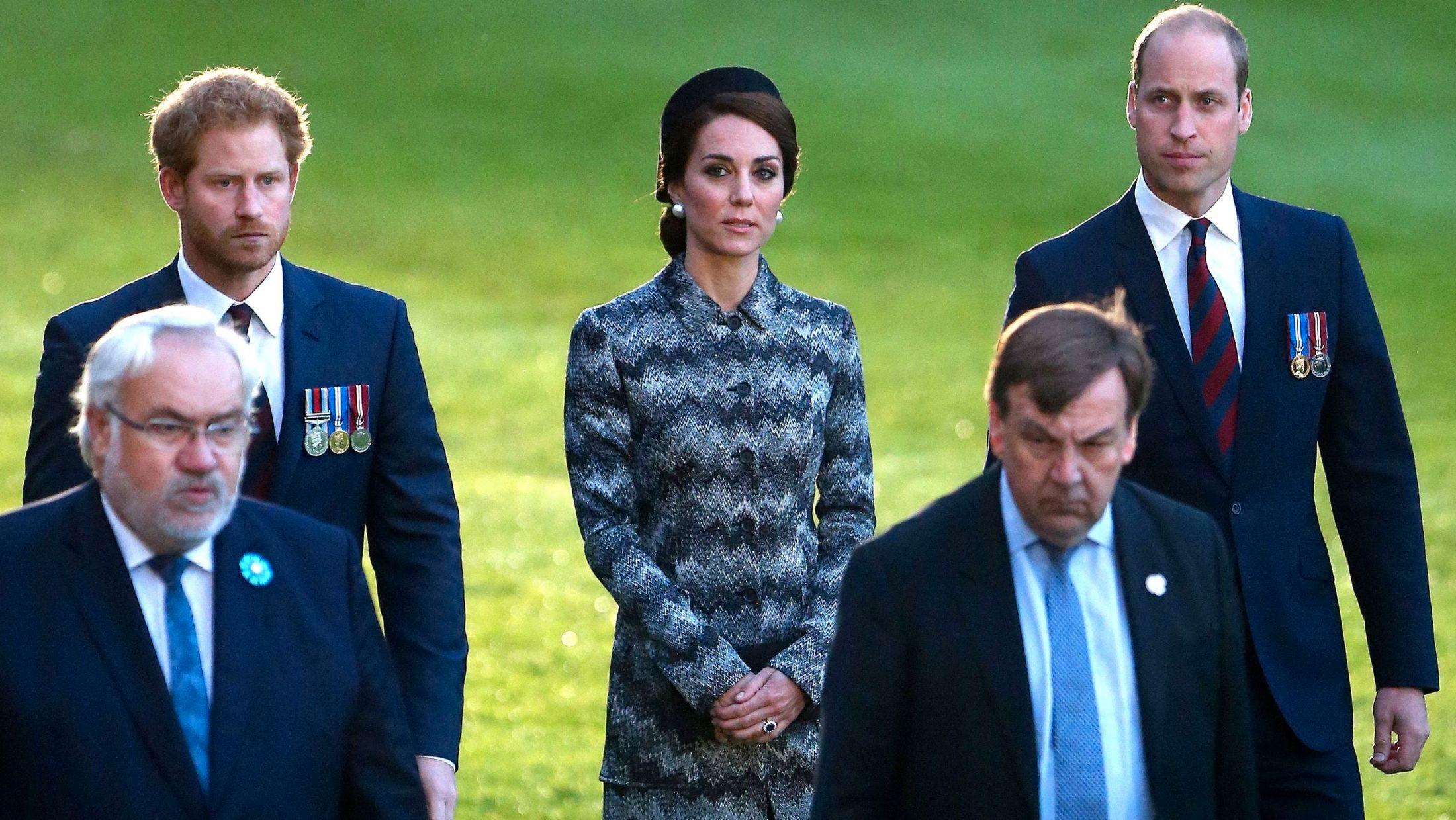 NEDTONET: Prins William og prins Harry var med på det offisielle oppdaget, hvor bekledningen naturligvis var nedtonet. Sammen med hertuginne Kate besøkte de Thiepval Memorial, hvor 70.000 britiske og Commonwealth-soldater ligger gravlagt. Foto: AP