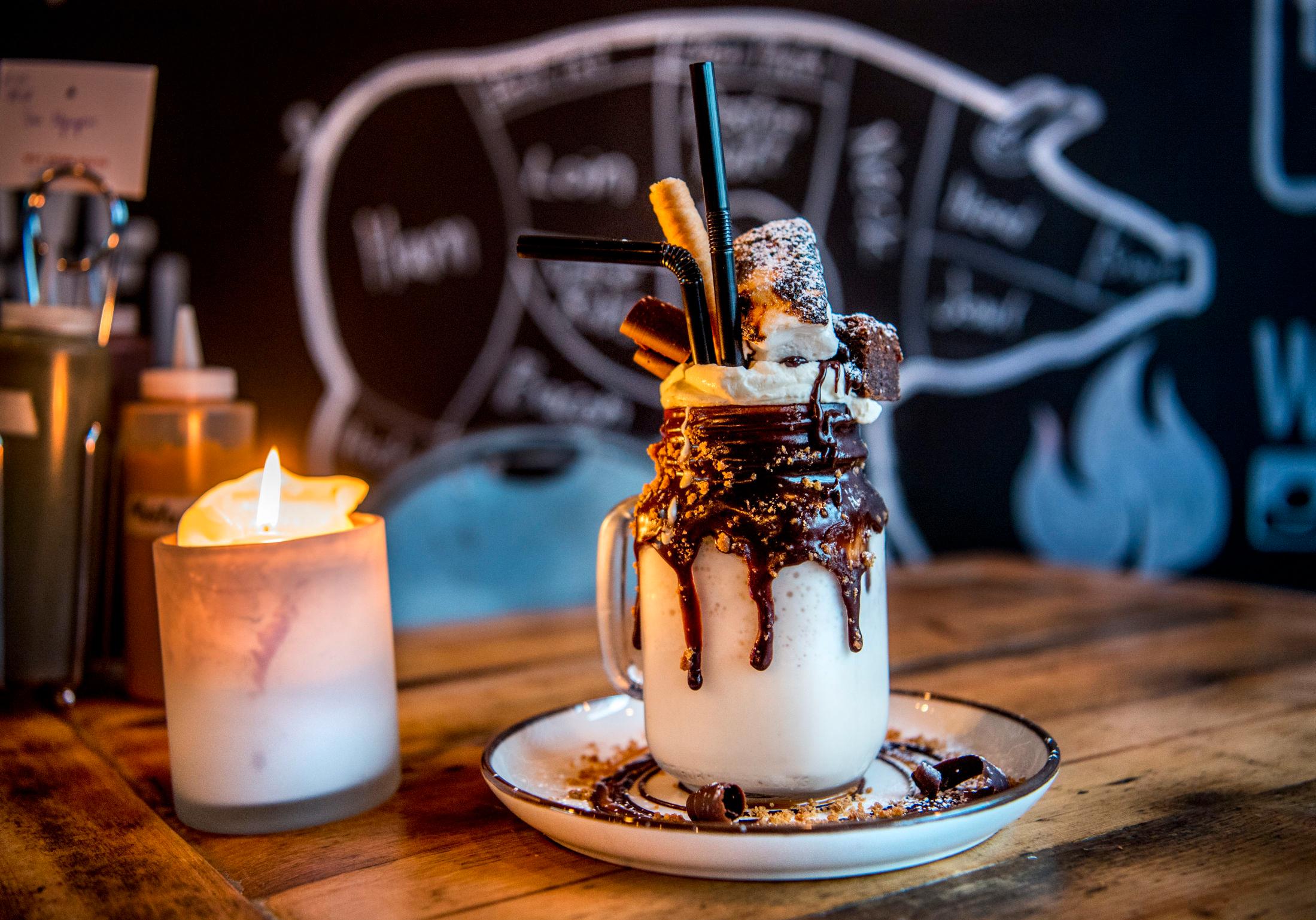 DESSERT: Hot fudge brownie peanut butter freakshake med marshmallows. Foto: Helge Mikalsen/VG