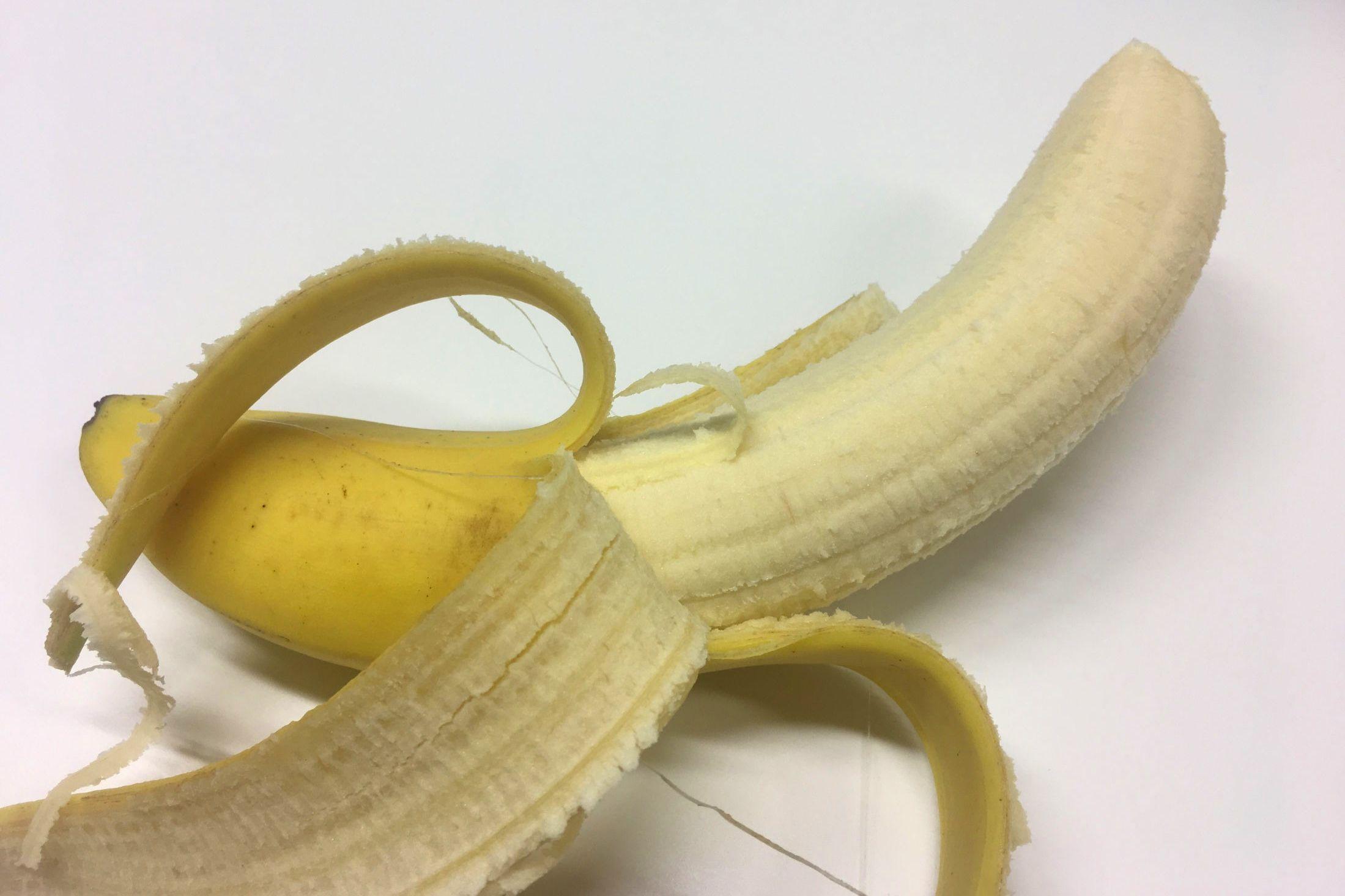 MELLOM SKALLET OG KJØTTET: Trådene på bananene er ikke bare matavfall. Foto: Maria Tveiten Helgeby/VG