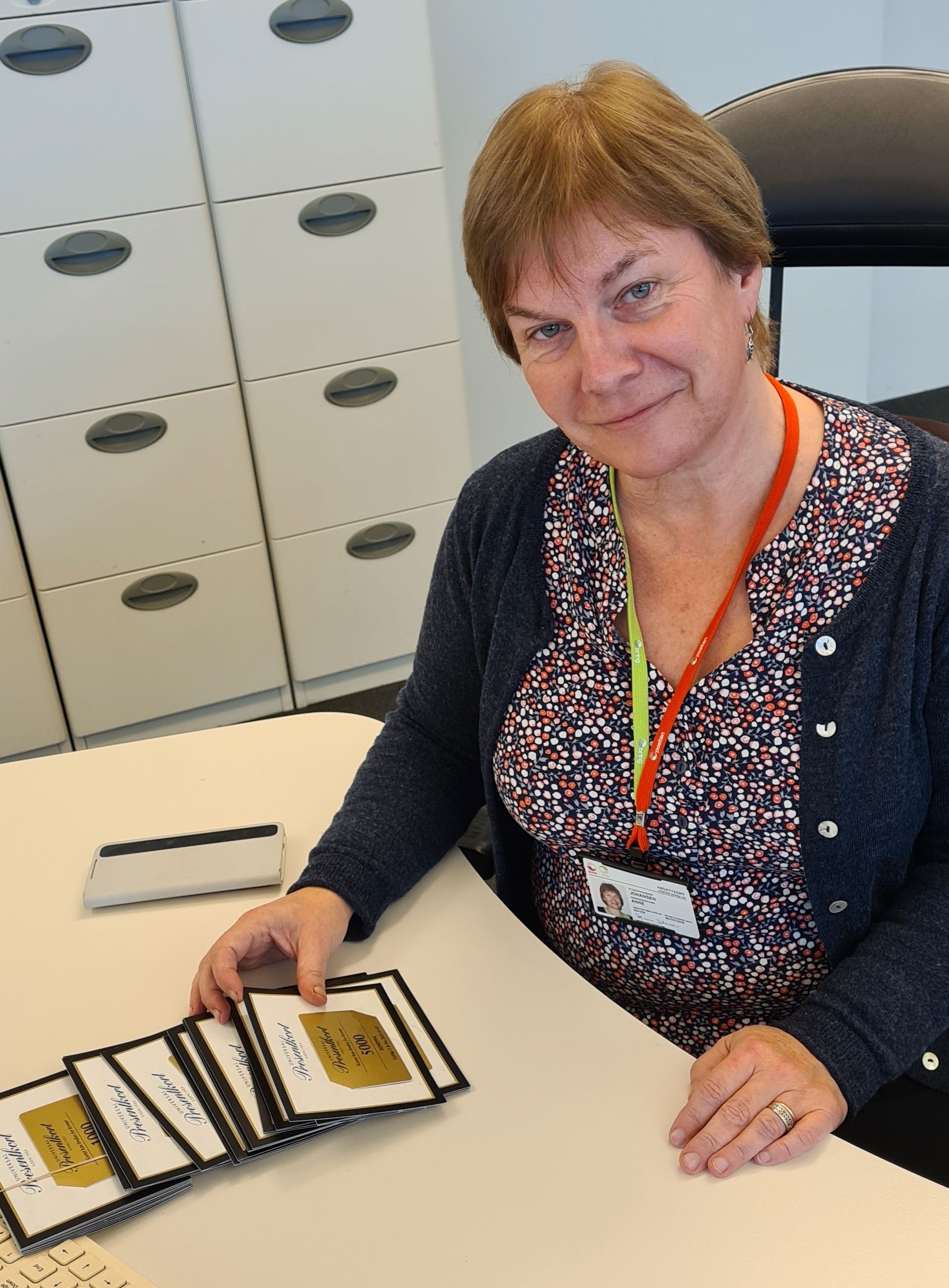 ENKELT: Anne Johansen hos Posten mener Universal Presentkort gjør det lett å finne en gave som passer for alle. 