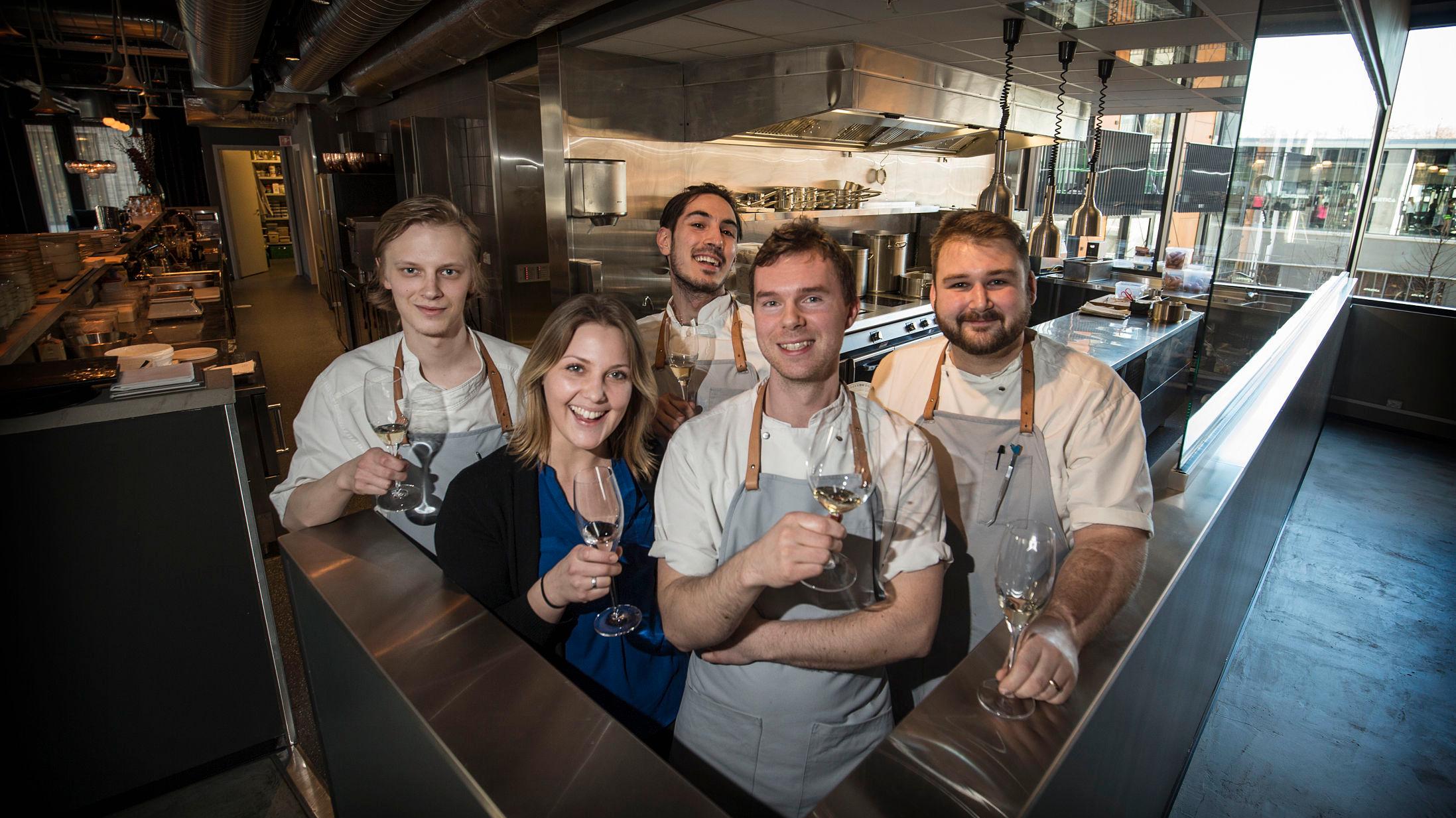 TEAM EFFORT: Sous chef Jay Boyle jubler med resten av personalet på Restaurant Kontrast i Oslo, etter at de fikk en Michelin-stjerne onsdag. Foto: Mattis Sandblad.