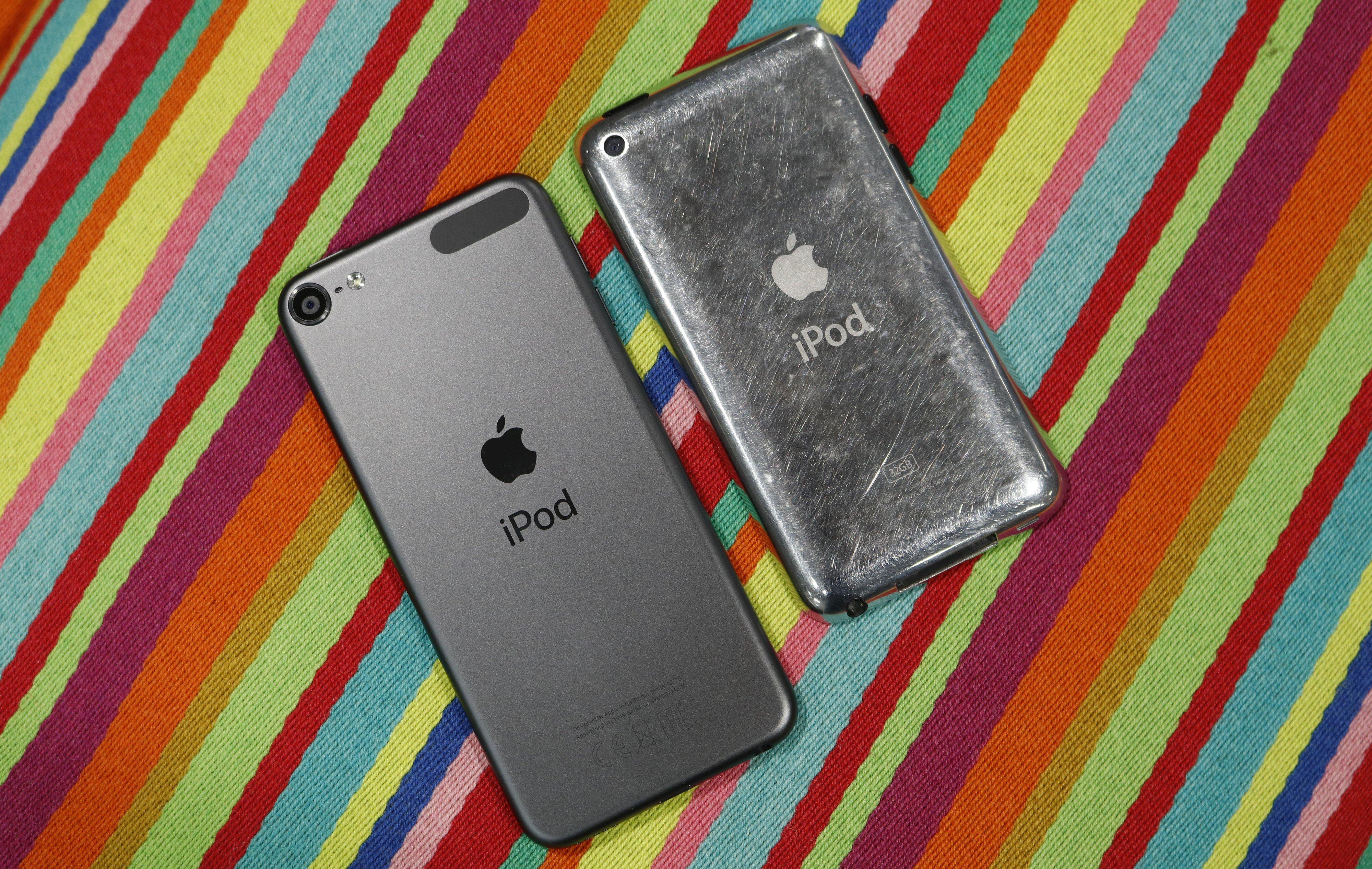 Baksiden av syvende generasjon iPod touch i stellargrå ved siden av en godt brukt fjerde generasjon touch.