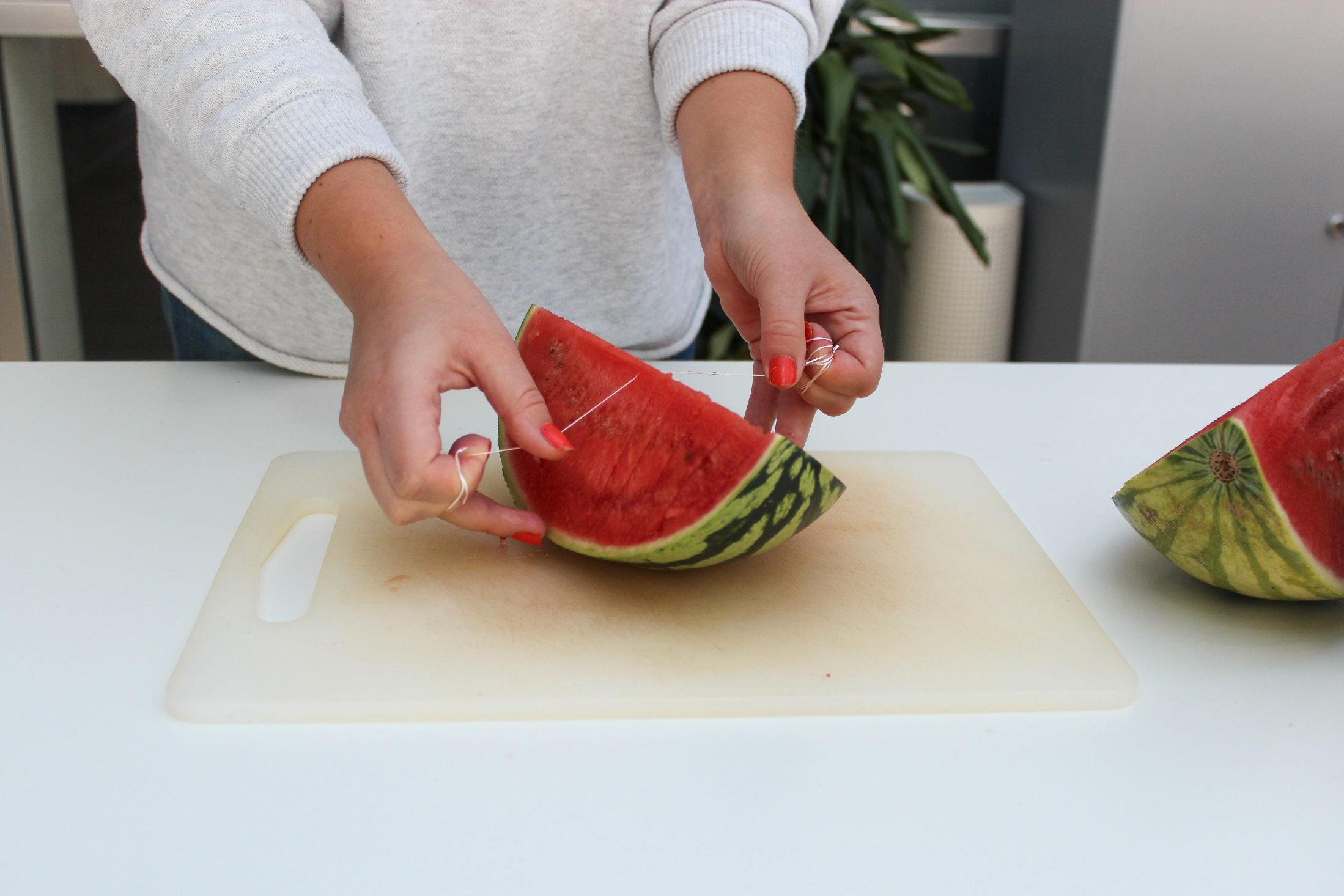 Steg 2: Deretter trer du tanntråden ned i melonen og lager skiver fra ende til ende.