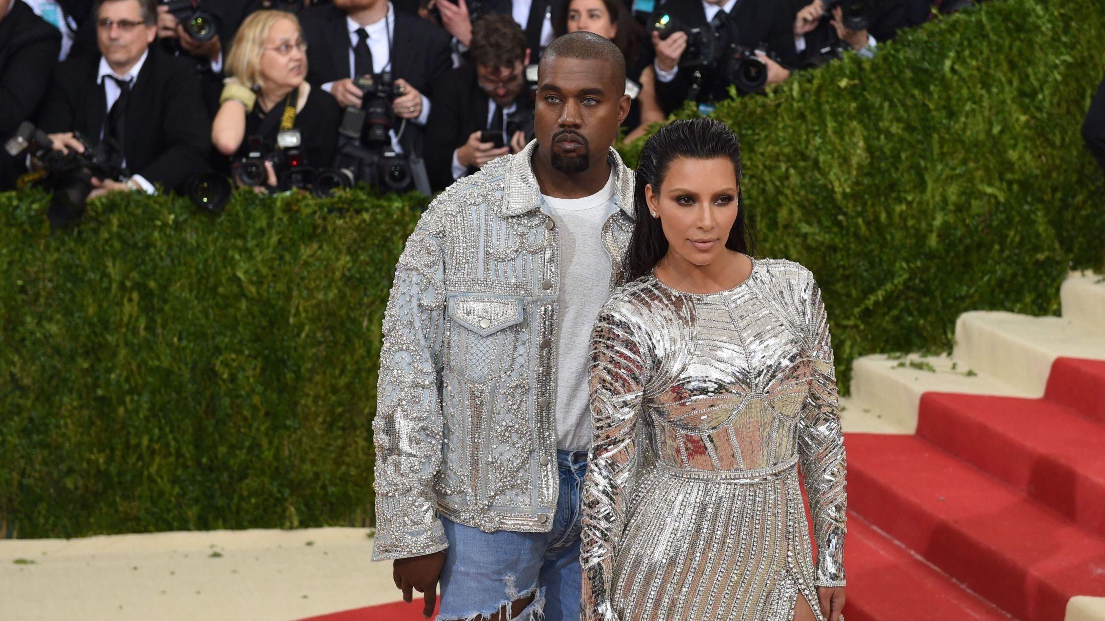 KIMYE: I forkant av nattens galla hadde Kim Kardashian forsikret fansen som at hun kom til å følge kveldens teknologi-tema. Hun og ektemannen Kanye West kom til Met-gallaen iført matchende antrekk.