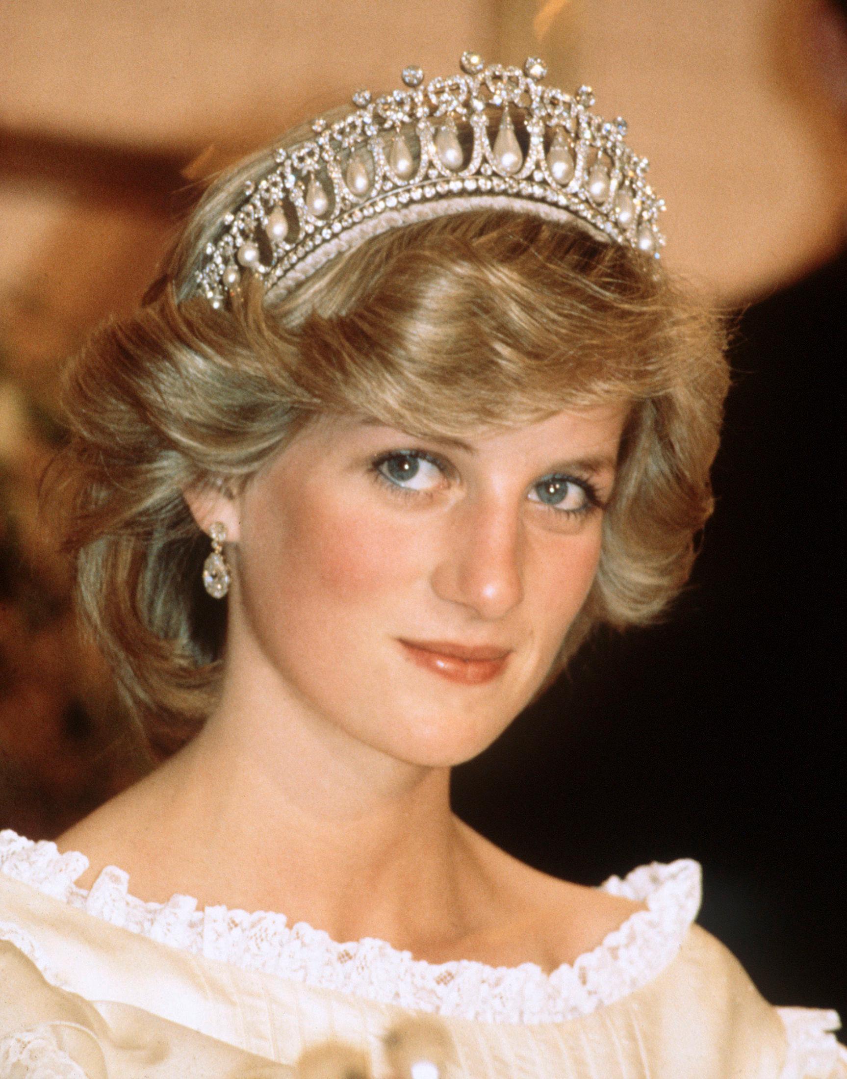 IKONISK: Prinsesse Diana i samme tiara på en bankett på New Zealand i 1983. Foto: Getty Images