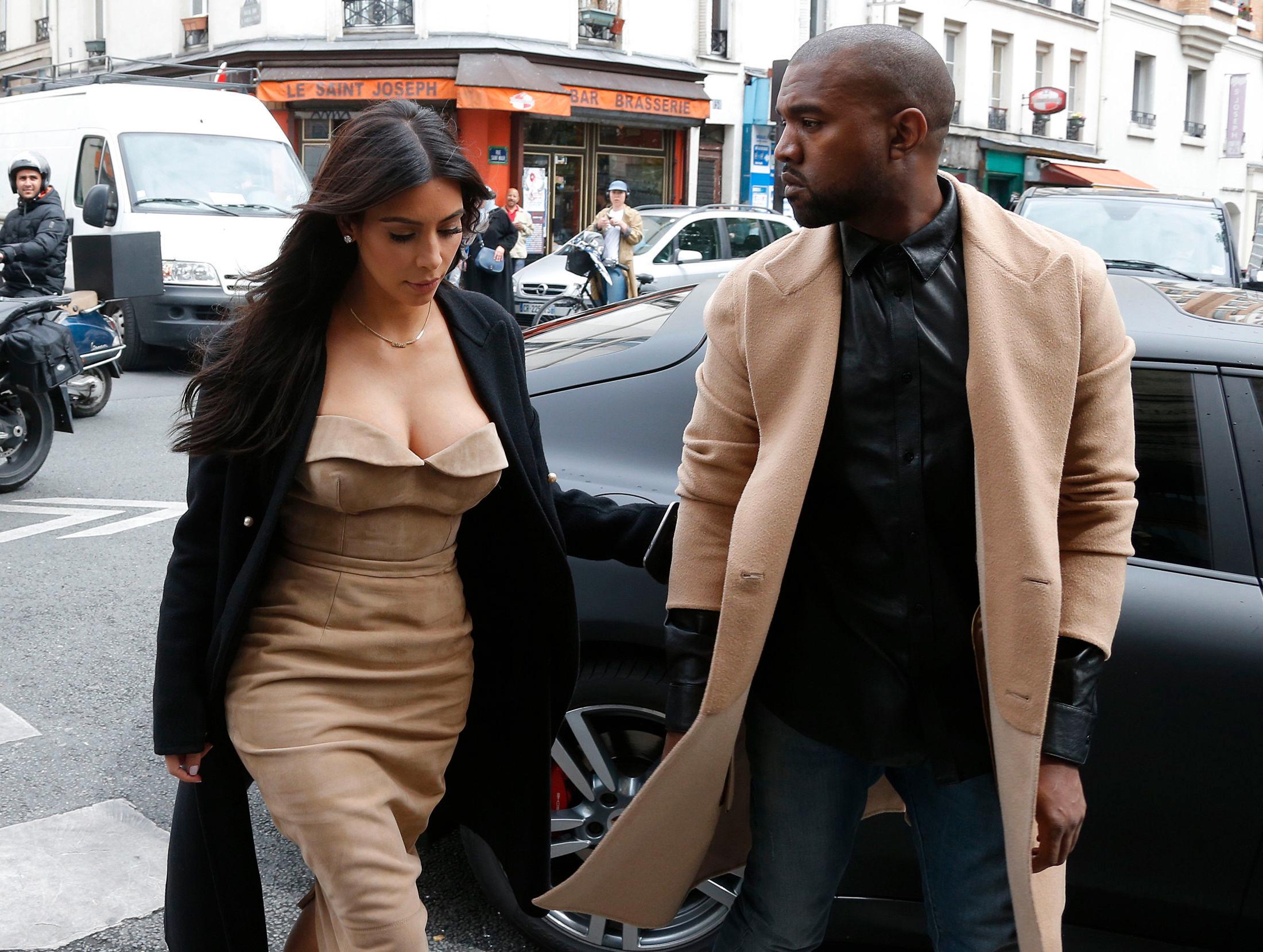 MATCHET: Kim Kardashian og Kanye West i Paris kun dager før de giftet seg i Italia i 2014. De matchet hverandre med beige og sort antrekk. Foto: Reuters