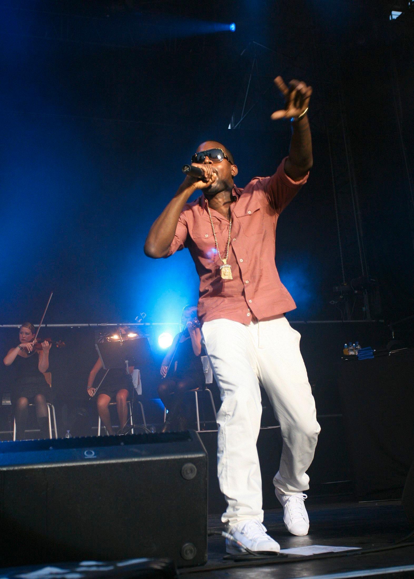 I NORGE: Kanye West på Quartfestivalen i 2006 ikledd rosa skjorte og hvite bukser. Foto: TERJE BRINGEDA, VG
