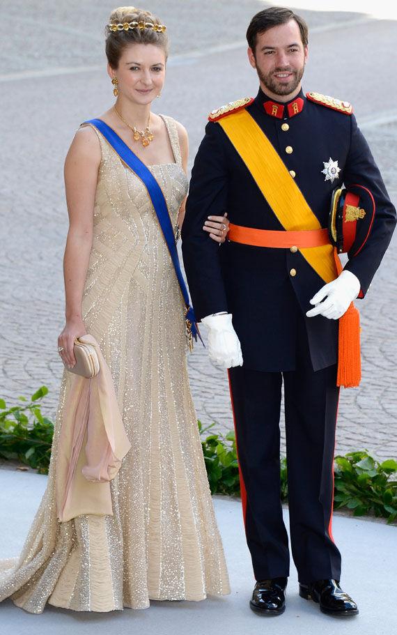 GLITRENDE: Kronprinsesse Stéphanie av Luxembourg kom sammen med sin Guillaume i en lys kjole med glitrende stener. Legg også merke til den spesielle hårpynten! Foto: Getty Images/All Over Press