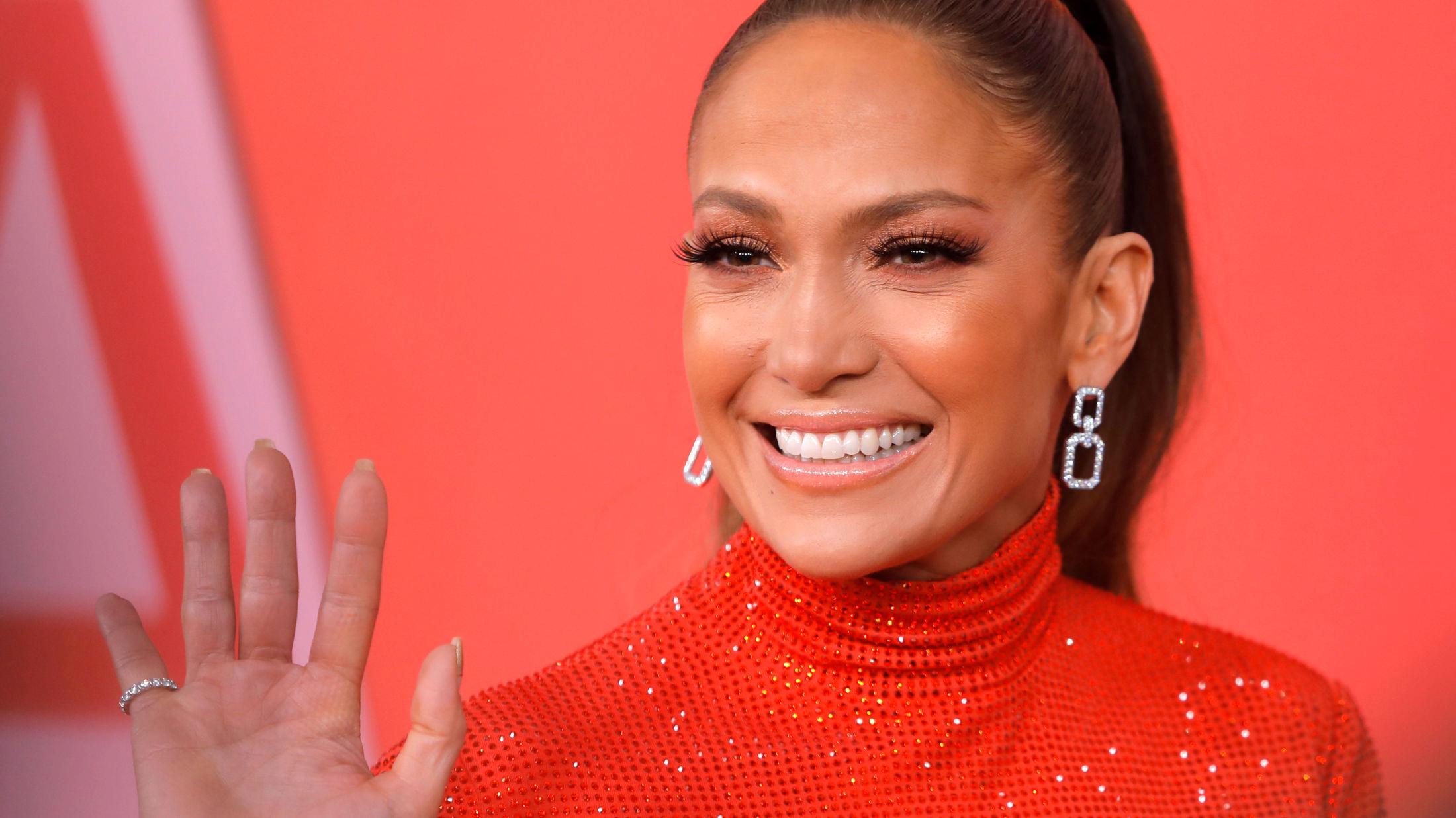 SUPERSTJERNE: Jennifer Lopez blir ikke bare hyllet for musikken, men også sansen for mote. Foto: Reuters