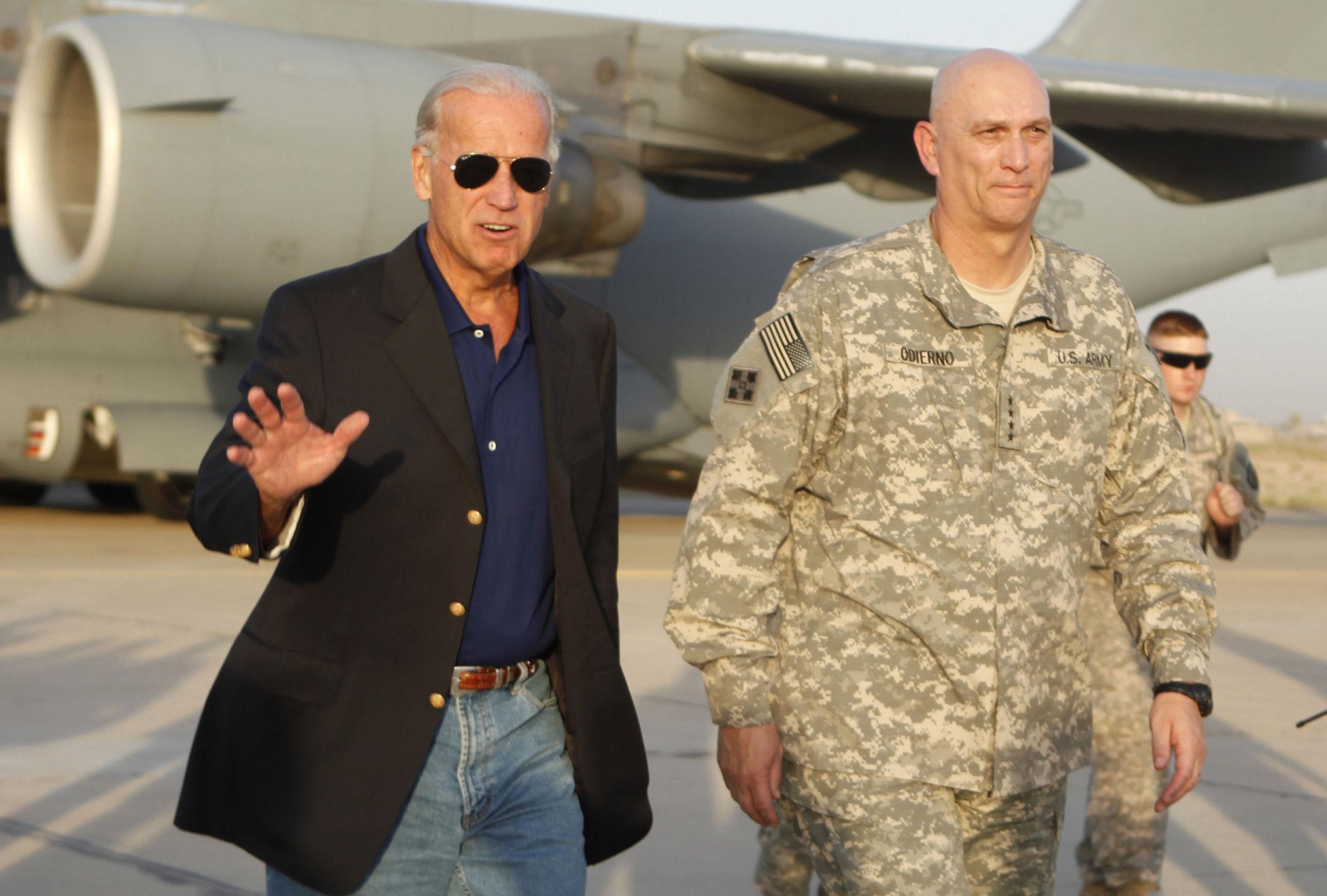 ALL AMERICAN: Biden ankommer Irak i et antrekk som snytt ut av nesen på Ralph Lauren selv. Blazer med gullknapper, blå polotrøye, brunt skinnbelte, jeans og pilotbriller. Mer amerikansk blir det ikke. Foto: Hadi Mizban, AP / NTB
