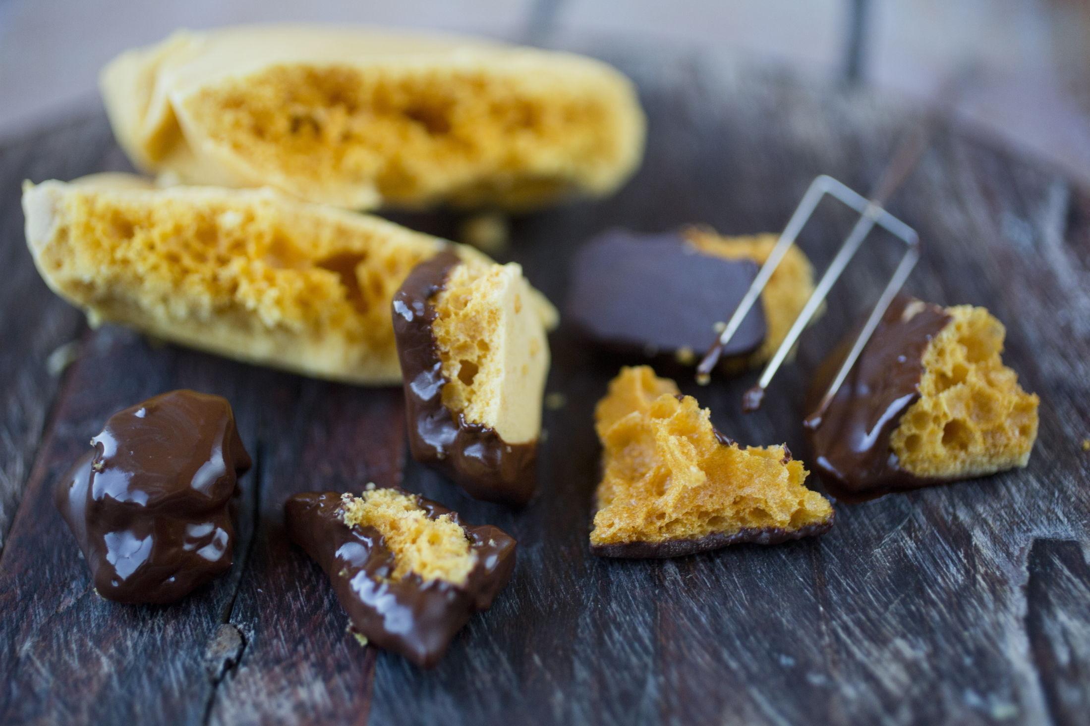 KNASENDE GODT: Knust honeycomb funker også bra over desserter for ekstra sprø crunch. Foto: Sara Johannessen/VG