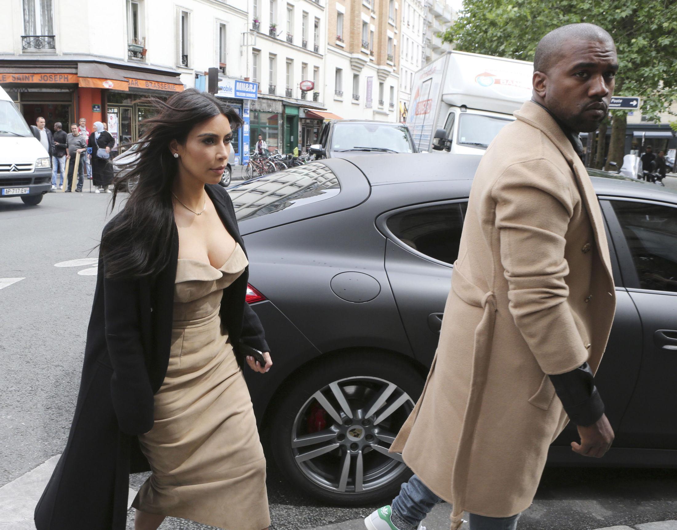 MOTEINTERESSERT: Kims stil har utvilsomt forandret seg siden hun ble sammen med Kanye West, og de to går ofte sammen på moteshow. Her er det på shopping i Paris. Foto: NTB Scanpix