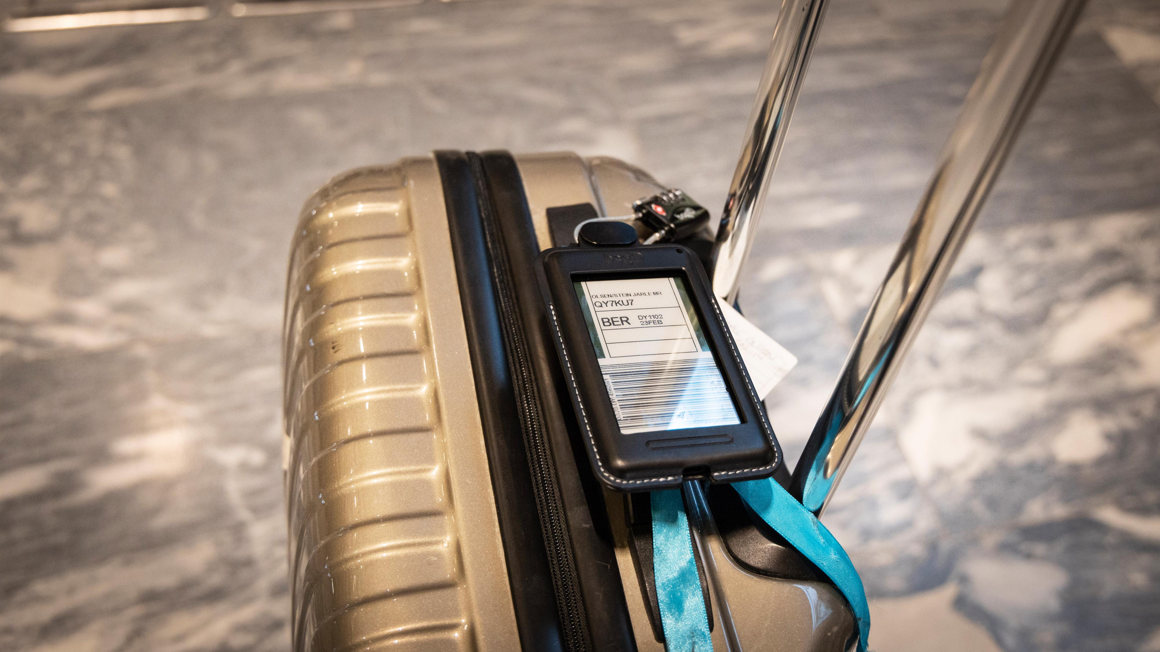 Med BagID 2 kan du håndtere hele prosessen med å få bagasjelapp til kofferten din hjemmefra. I tillegg fungerer den også som sporingsbrikke. 
