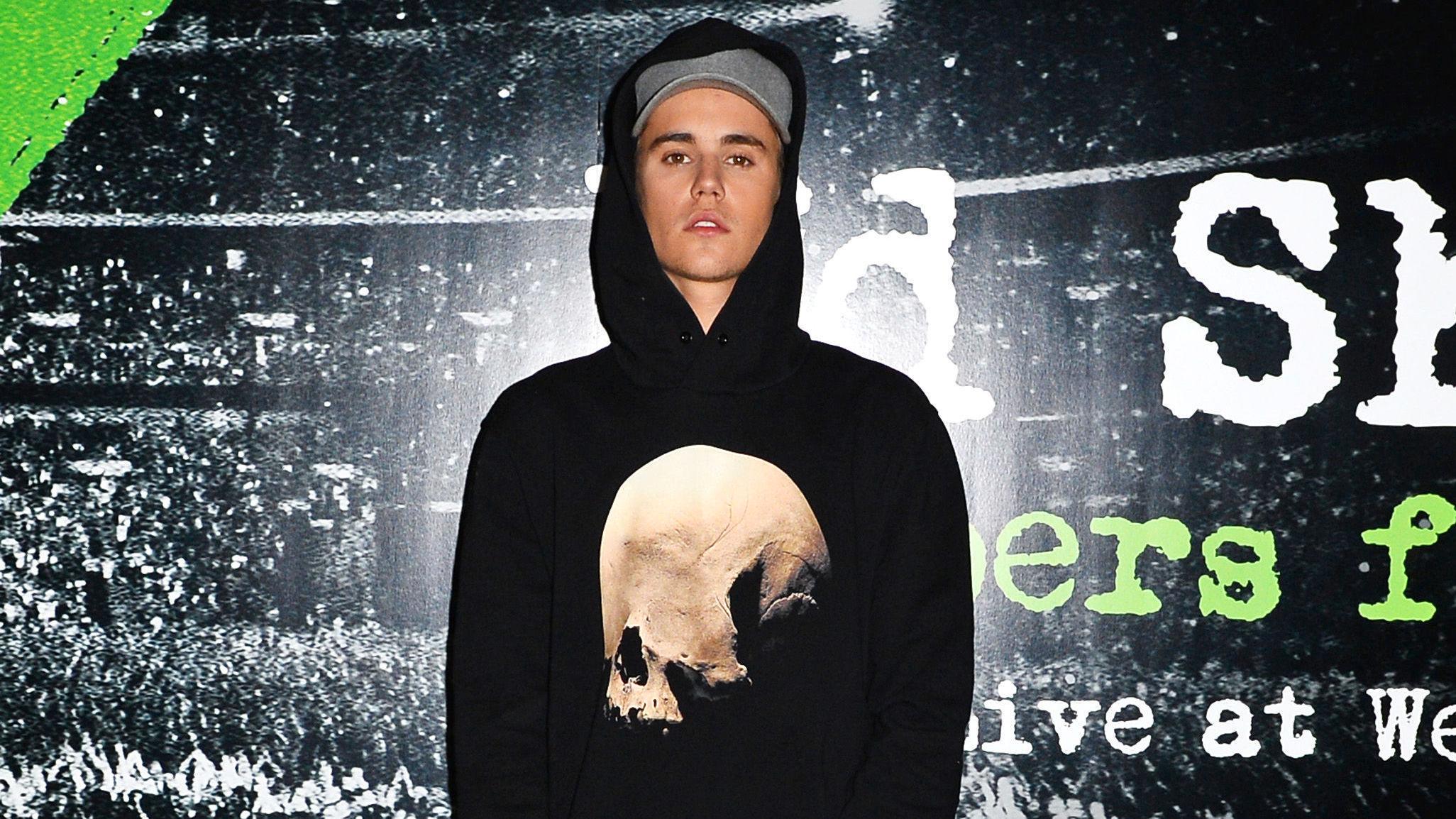 TYPISK: Bieber med caps, hette og den klassiske poseringen på kjendisfest. Foto: Getty Images