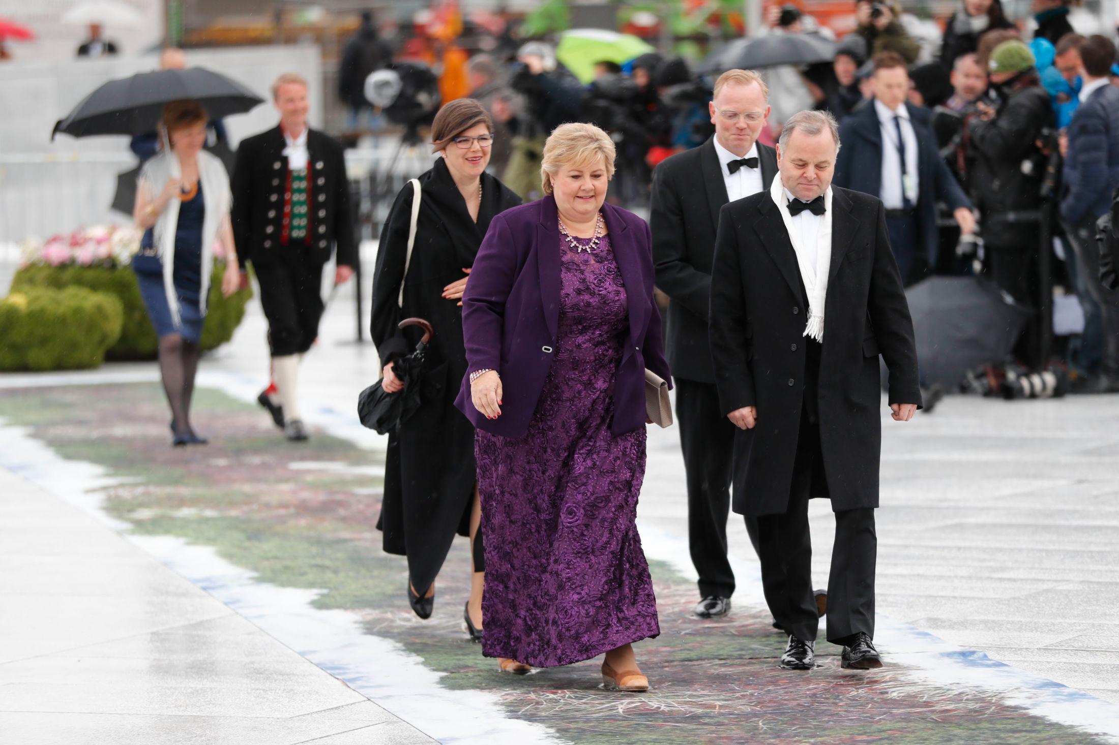 LILLA: Kveldens vertinne, statsminister Erna Solberg, valgte en blondekjole i tykt silkestoff for anledningen.