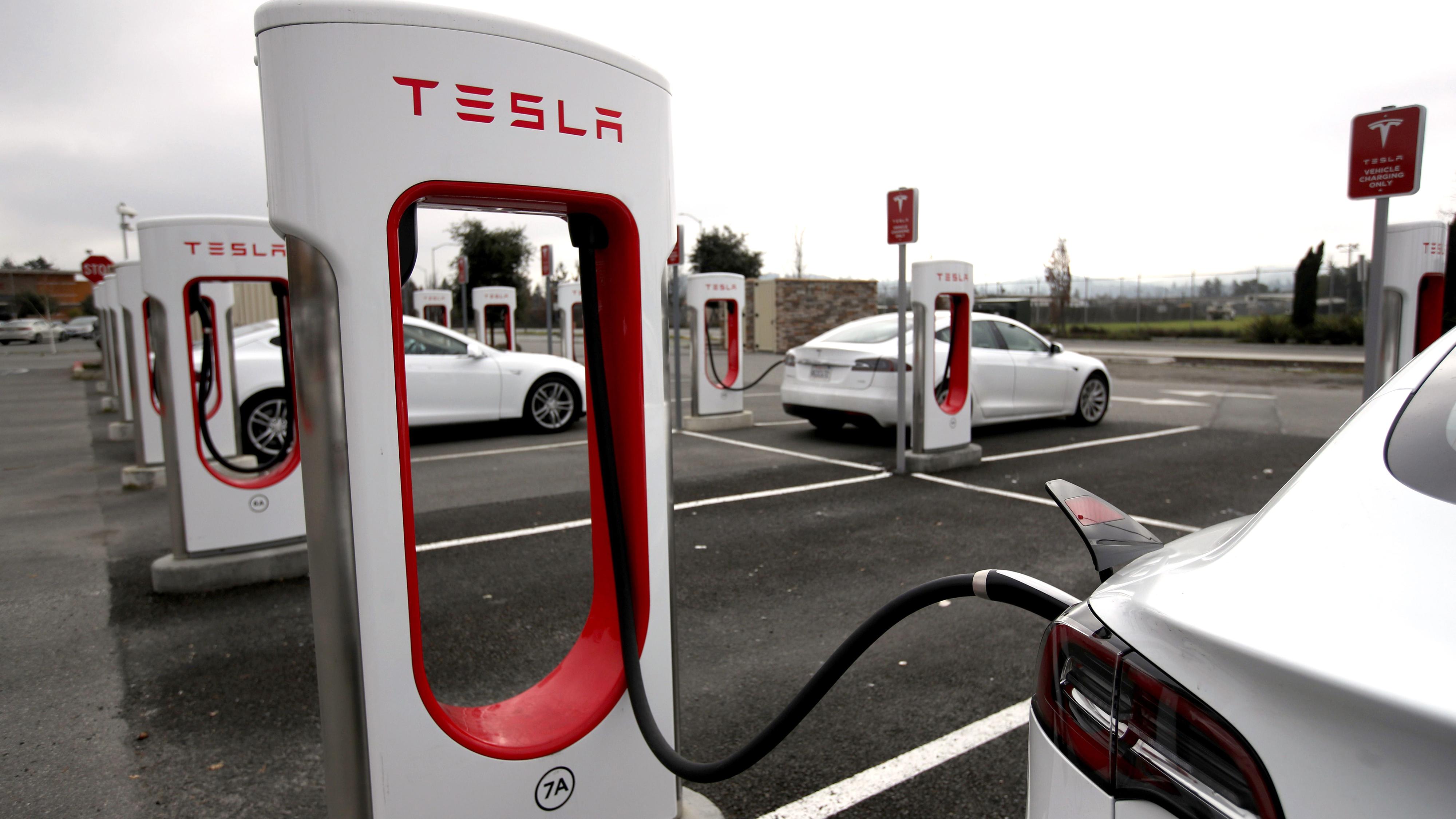 Tesla åpner sin første Supercharger V3-stasjon i Norge