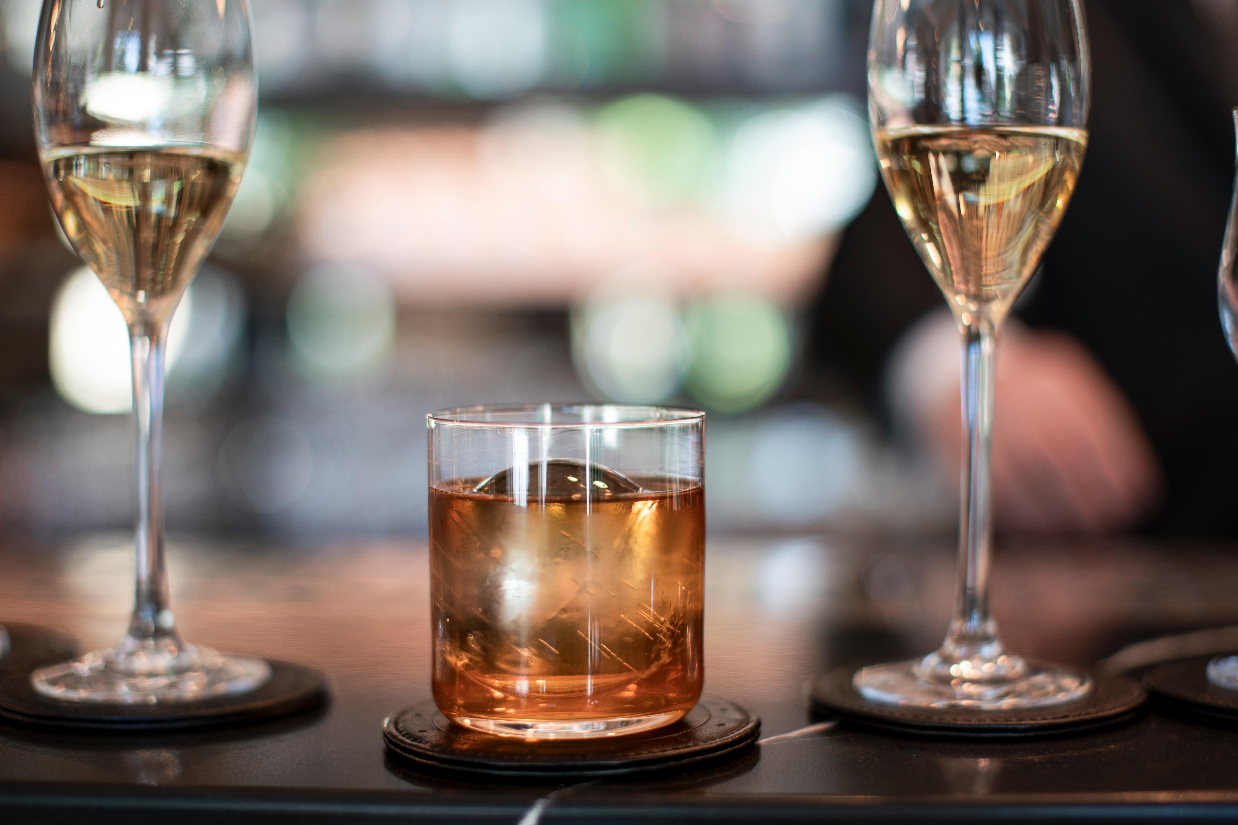 EKSKLUSIVT: Drinken «American Eagle» serveres med en flaske champagne, en valgfri whiskydrink og en 22 karats gullmynt.
