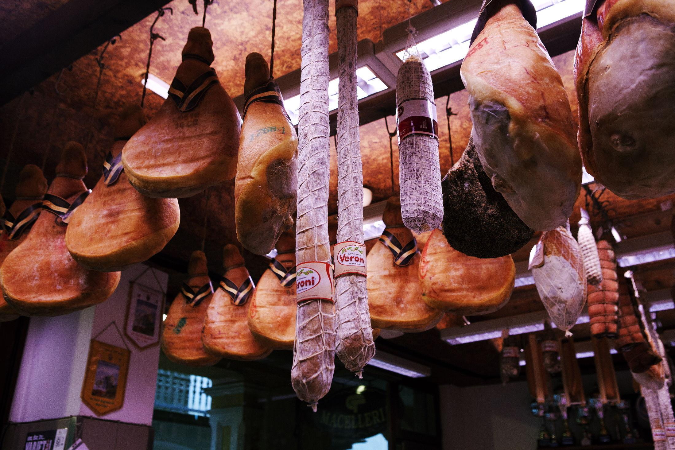 ITALIENSK: På de italienske markedene er det rikelig tilgang på ferske råvarer som spekeskinke. Skinker fra Italia har en moden smak som varer, ifølge skinkeekspert Per Berg. Foto: Magnar Kirknes/VG