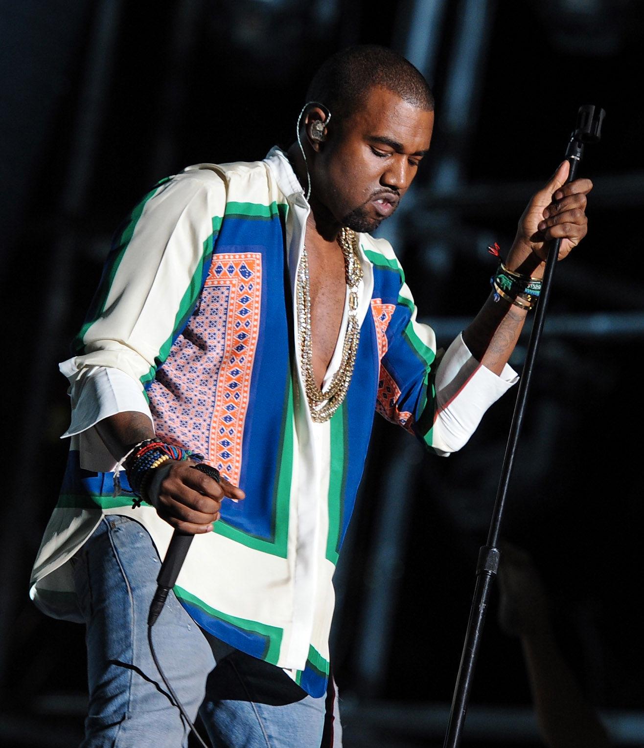 FESTIVALKLAR: Kanye West i skjorte fra Celine på Coachella i 2011. Foto: AFP