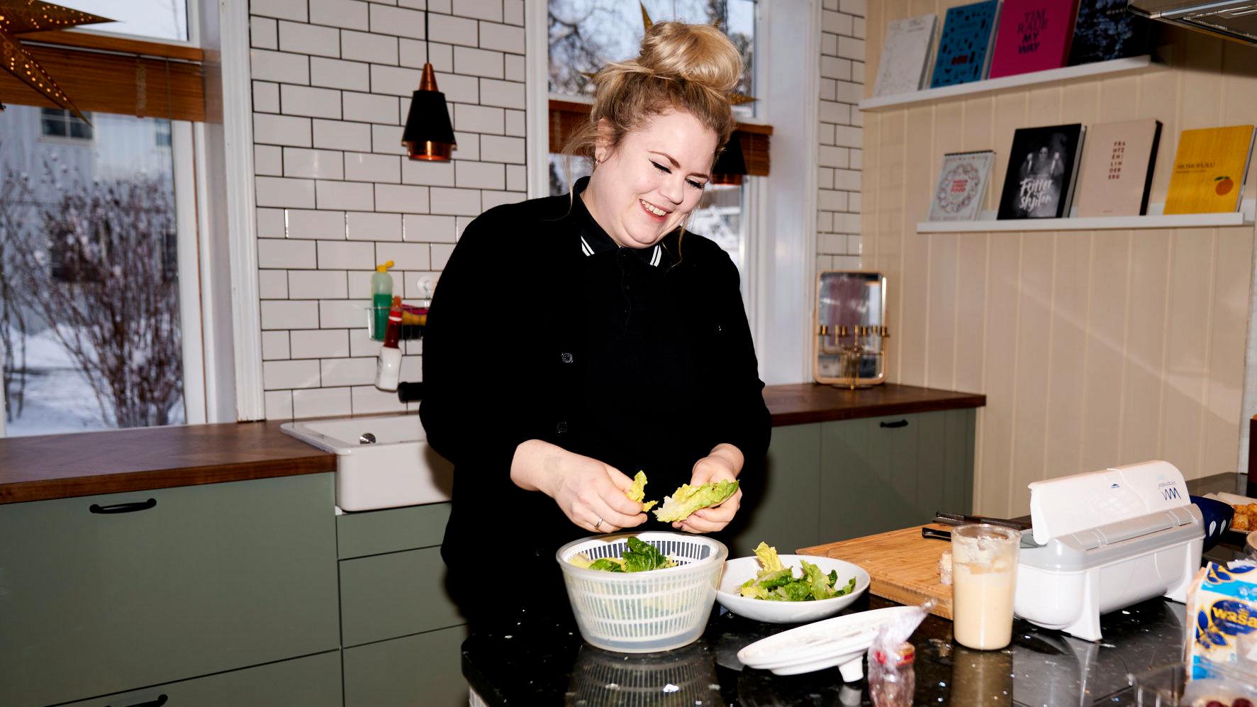 SLYNGER VEKK VANNET: – Salaten må være tørr, er den ikke det blir det liggende ekkelt vann og dressingrester i bunnen. Den må også være frisk og crunchy, sier Fagerhøi. Foto: Ole Martin Wold/VG