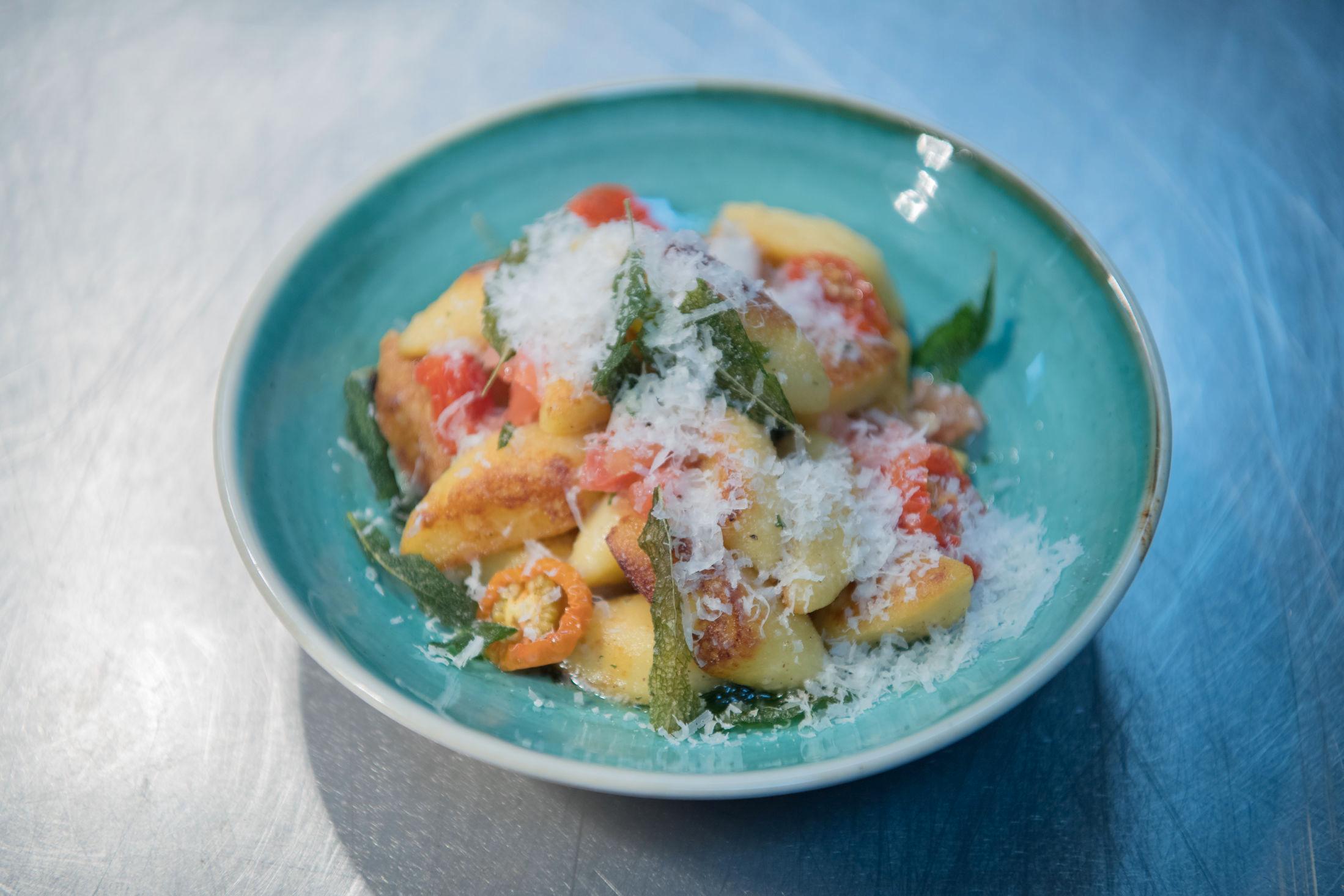 ITALIENSK: På bildet ser du potetgnocchi med salviesmør, høvlet parmesan og tomat. Foto: Gøran Bohlin/VG