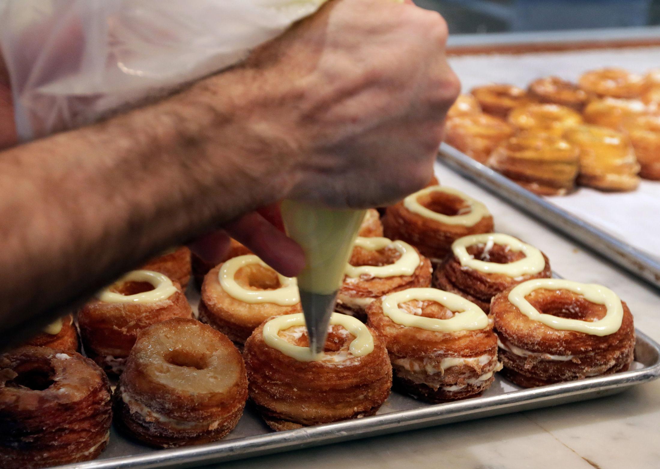 ETTERTRAKTET: Den fristende Cronut-en i all sin prakt er en kombinasjon av en donut og en croissant fylt med en kremet saus og toppet med glasur. Ikke rart det ble hysteriske tilstander i New York da den kom i fjor. Foto: Richard Drew/AP