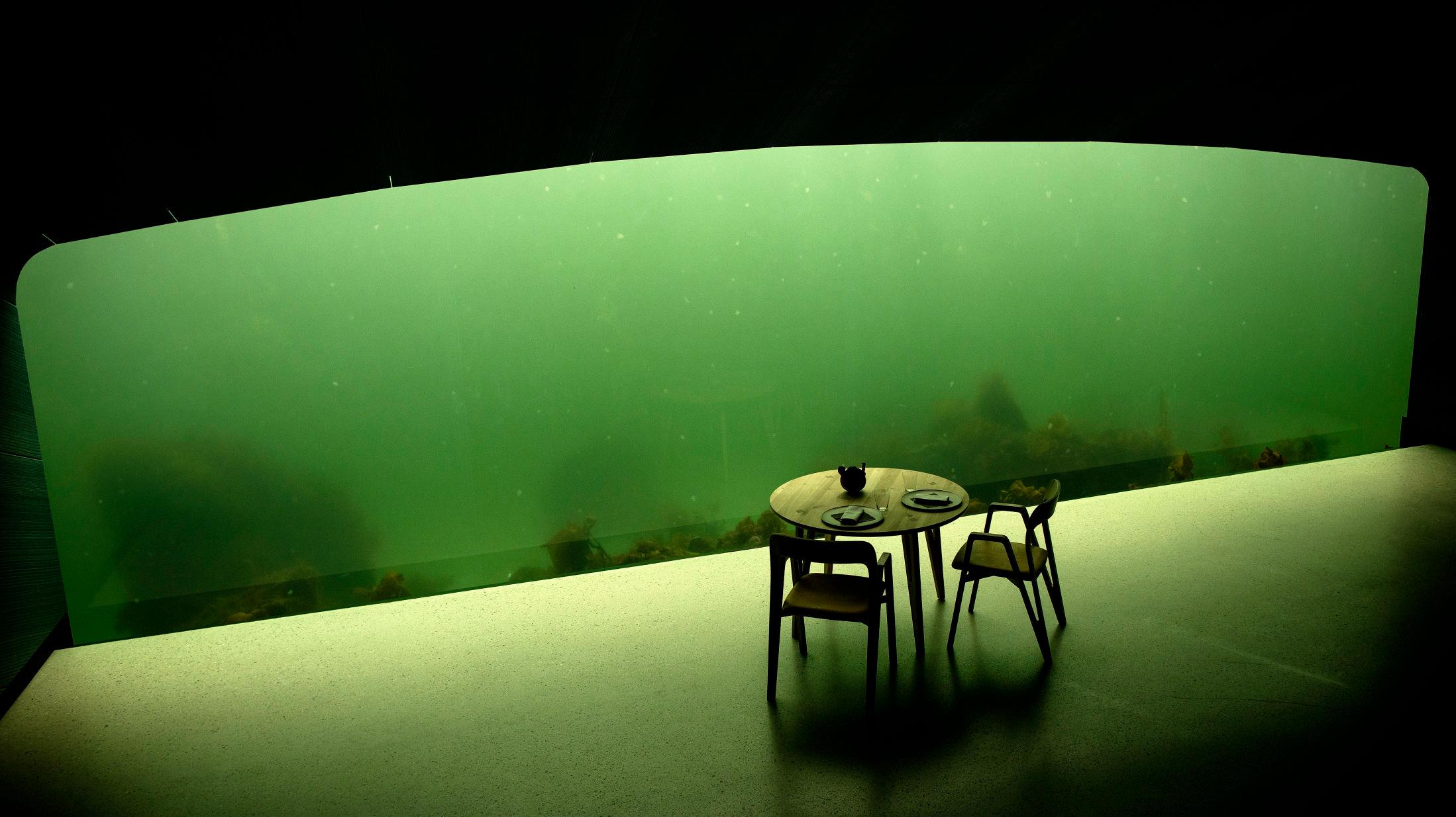 UNDER VANN: Gjestene på restaurant Under spiser fem meter under havoverflaten. Foto: Tomm W. Christiansen/VG
