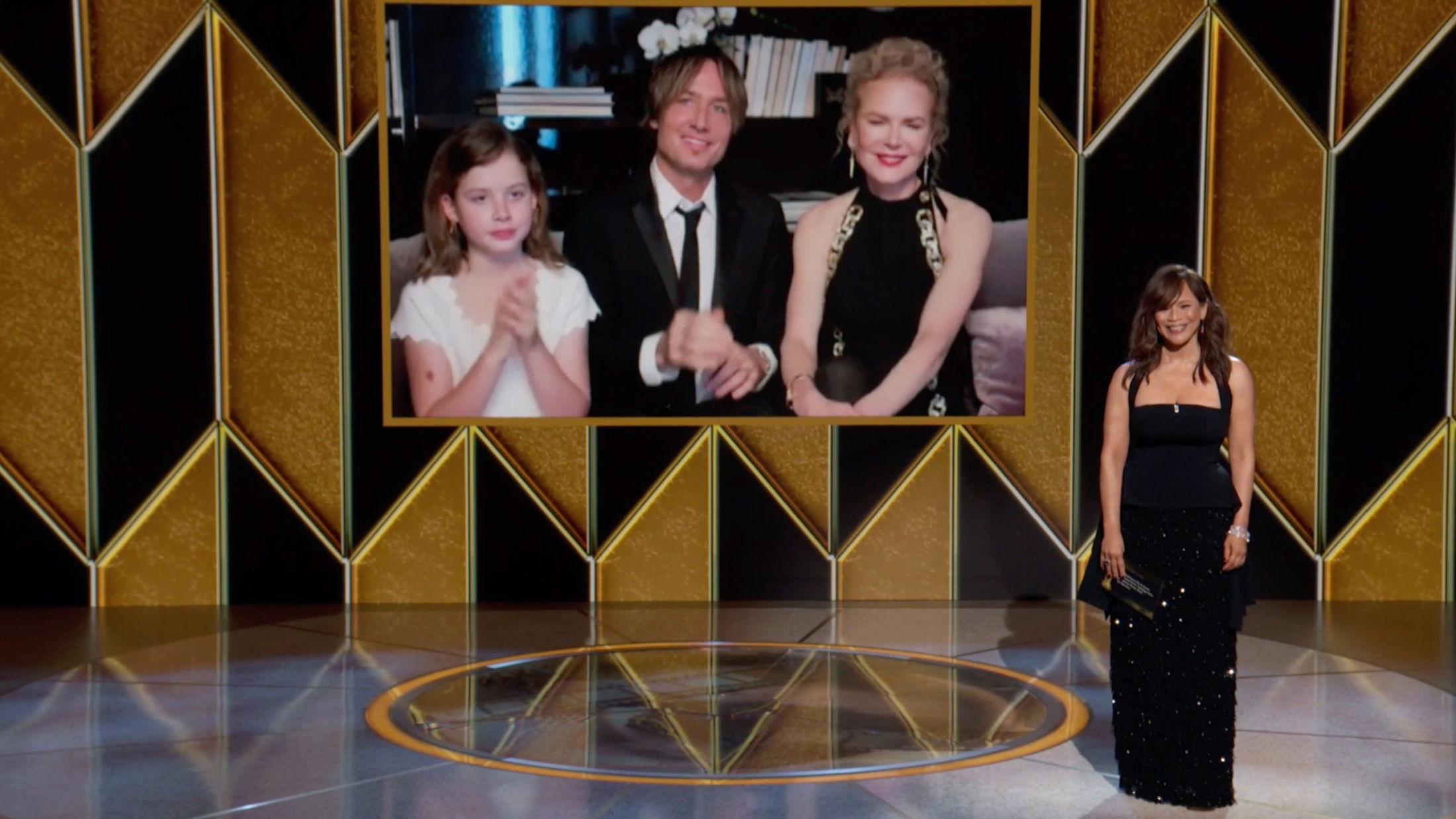 GLAM I SOFAKROKEN: Nicole Kidman, Keith Urban og datteren Faith Margaret Kidman-Urban satt klare for å motta Golden Globe for serien «Undoing» hjemmefra. Kidman i kjole fra Louis Vuitton. Foto: AP