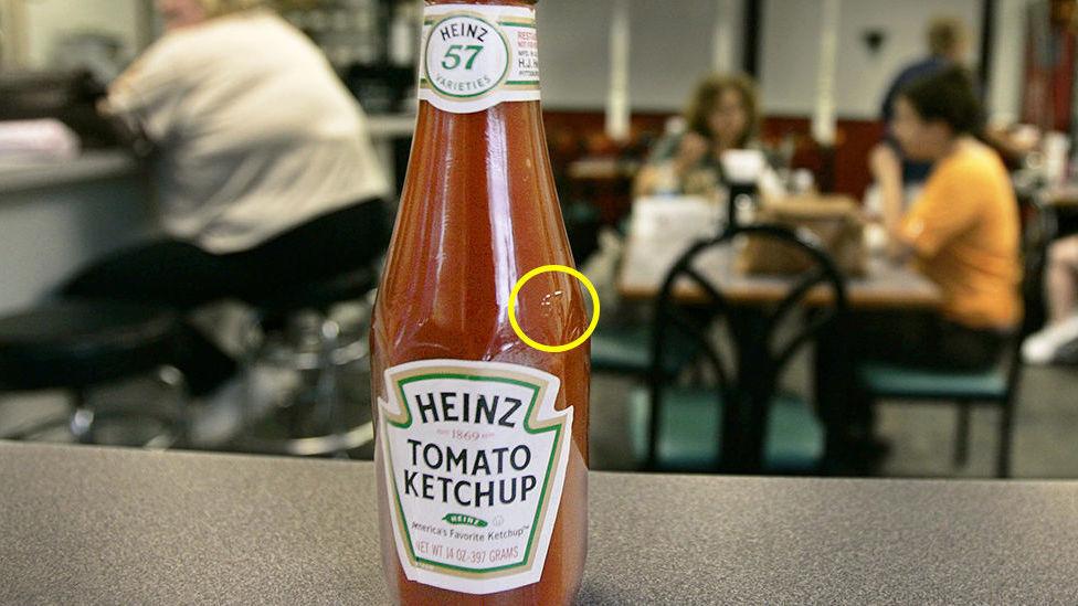 HAMRE LØS: Du bør visstnok banke på 57-tallet hvis du prøver å få ketchup ut av glassflaske. Foto: AP Photo/Keith Srakocic
