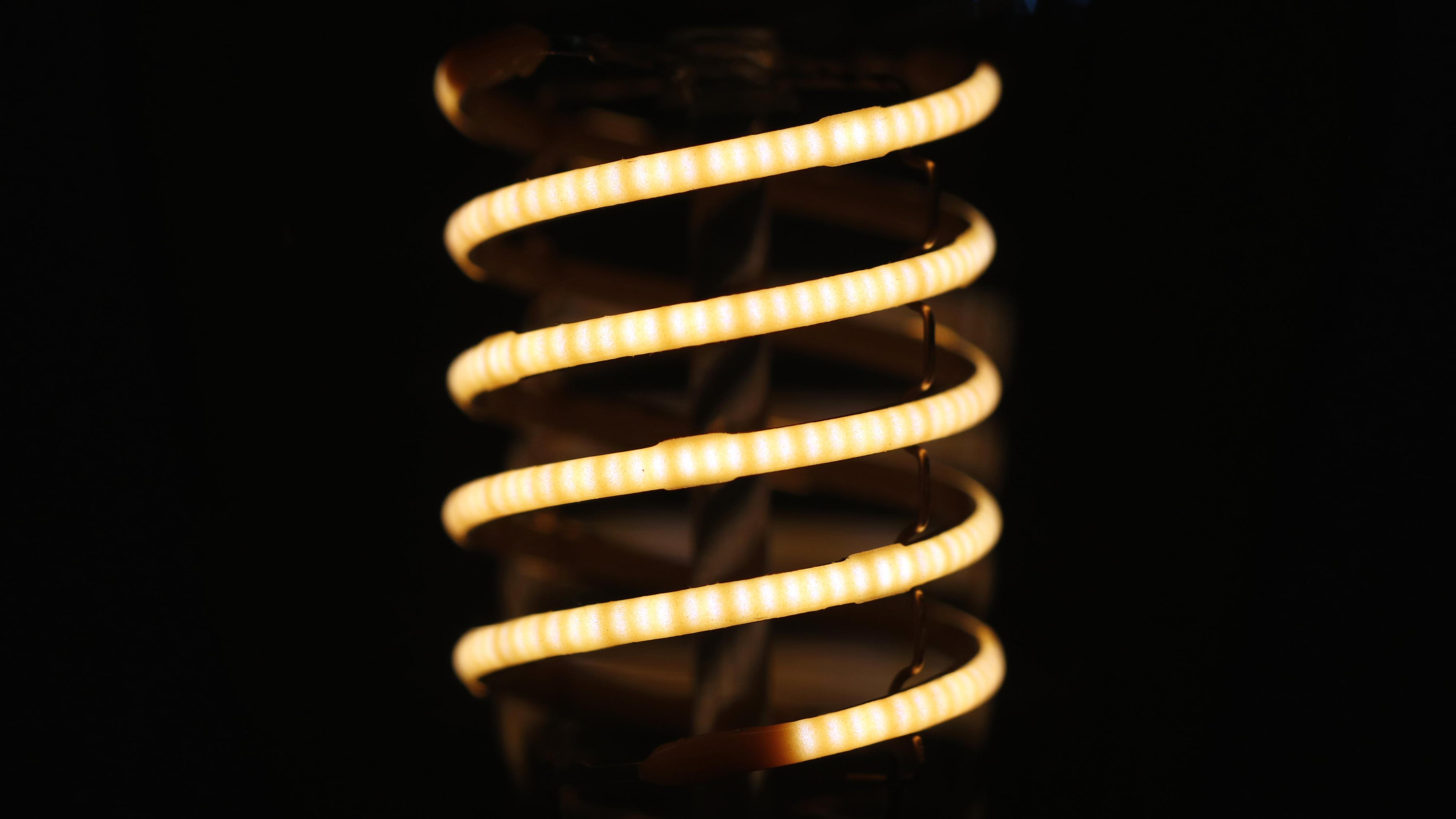 Med lav lysstyrke kan det være mulig å se de enkelte diodene i et filament.